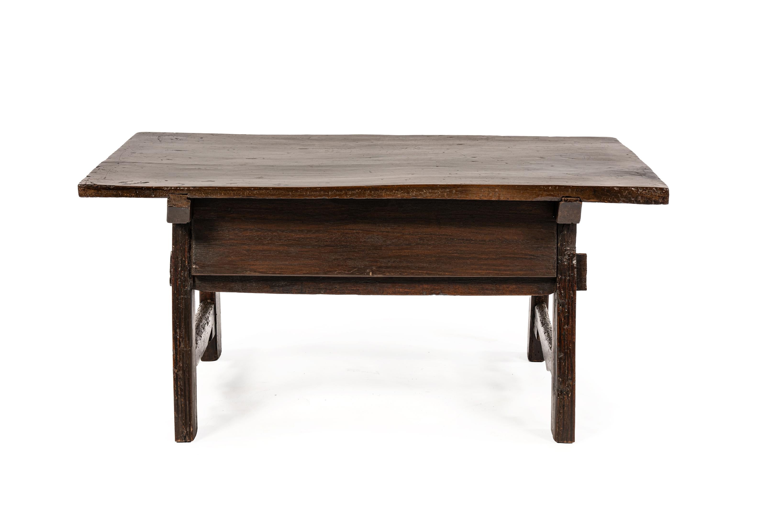 Antigua mesa de centro española tallada en castaño macizo marrón cálido del siglo XVIII Español en venta