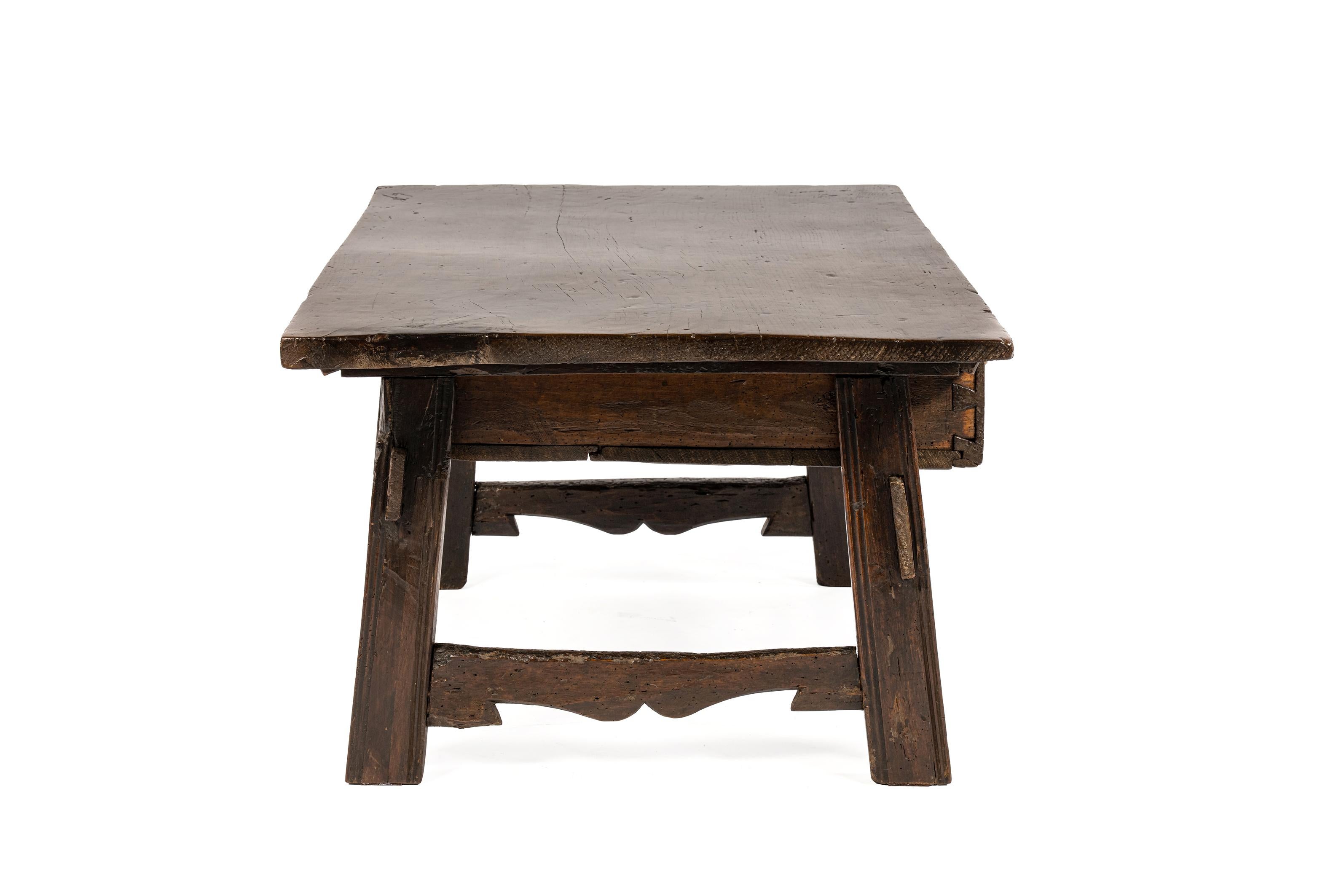 Antigua mesa de centro española tallada en castaño macizo marrón cálido del siglo XVIII Tallado en venta