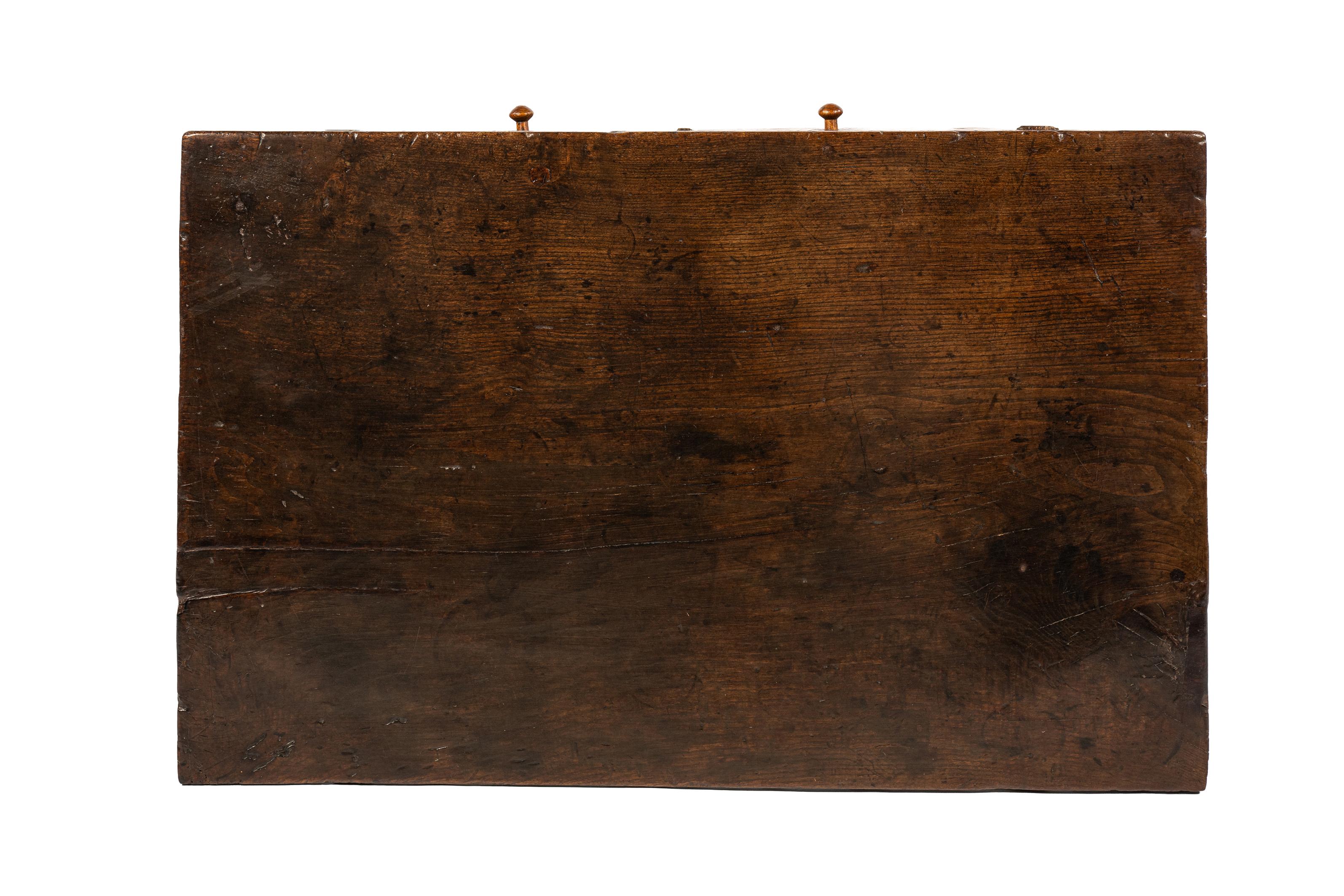 Antigua mesa de centro española tallada en castaño macizo marrón cálido del siglo XVIII en Bueno estado para la venta en Casteren, NL