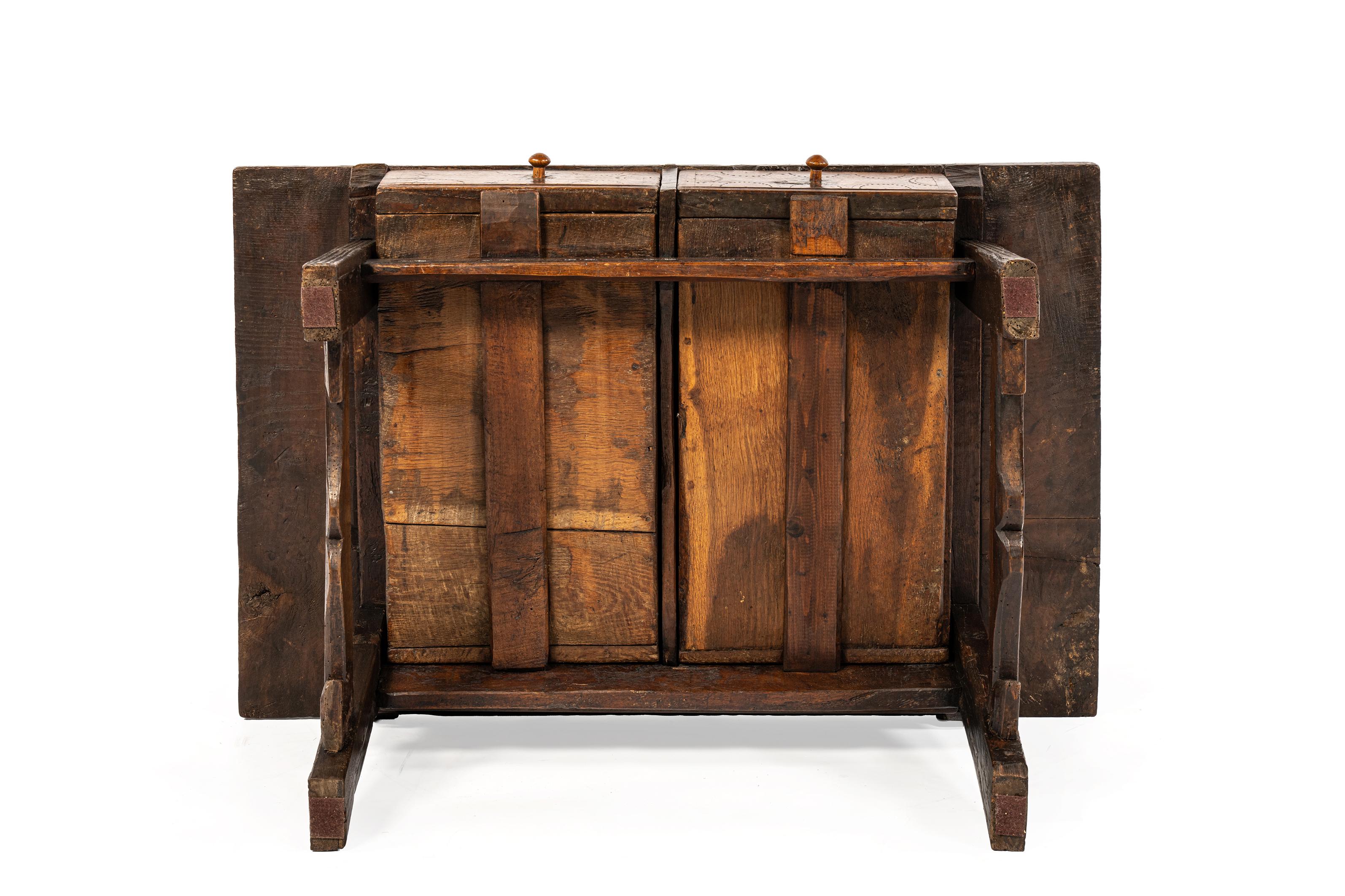 Antigua mesa de centro española tallada en castaño macizo marrón cálido del siglo XVIII Castaño en venta