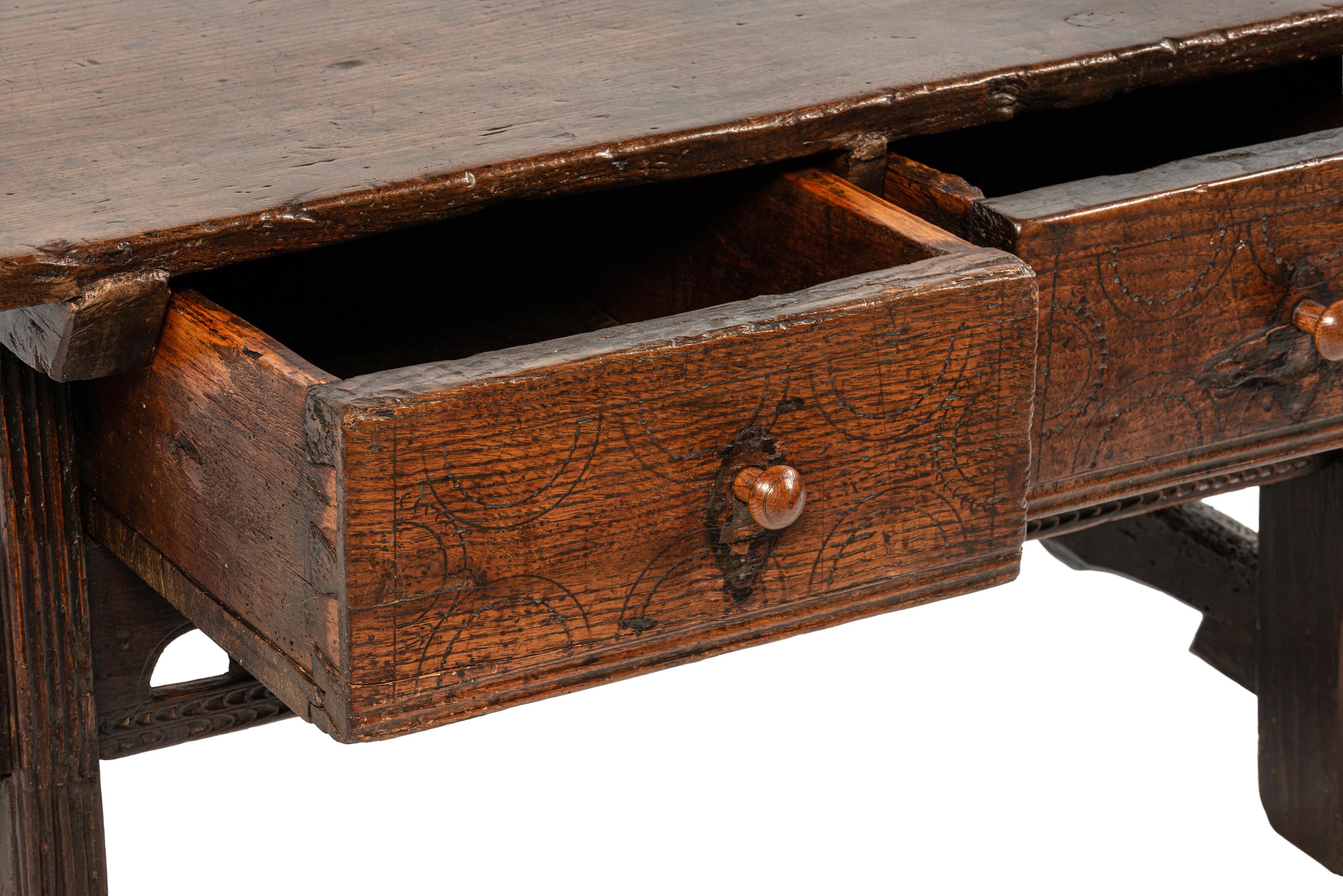 Antigua mesa de centro española tallada en castaño macizo marrón cálido del siglo XVIII en venta 1