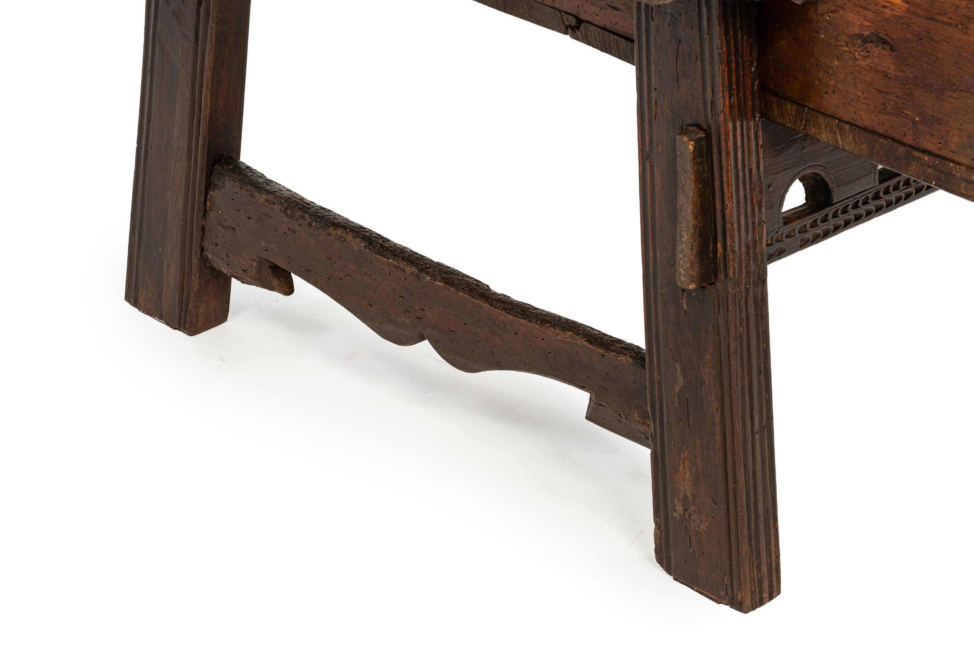 Antigua mesa de centro española tallada en castaño macizo marrón cálido del siglo XVIII en venta 2