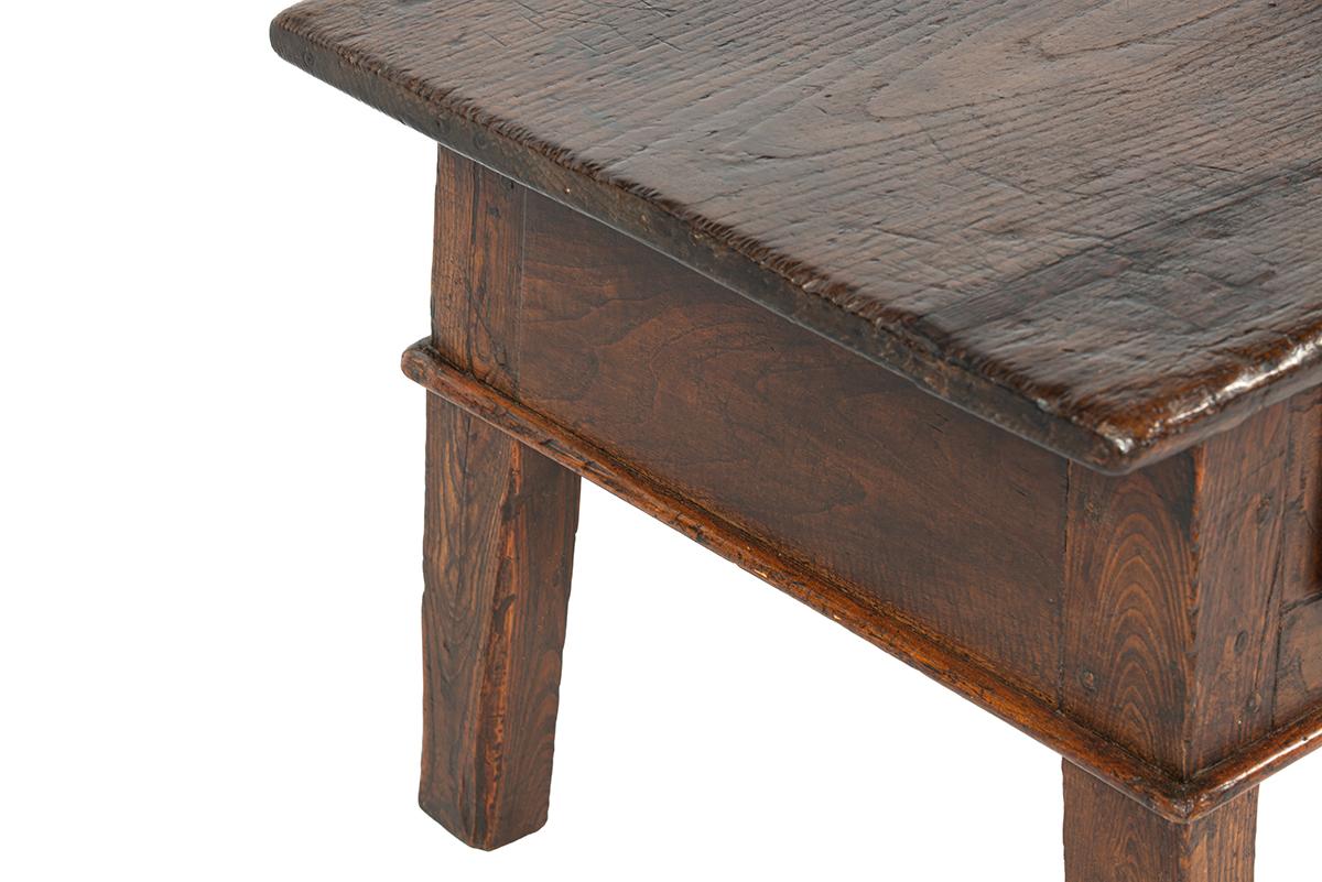 Antiguo siglo XVIII marrón cálido español  mesa de centro de castaño macizo en venta 3