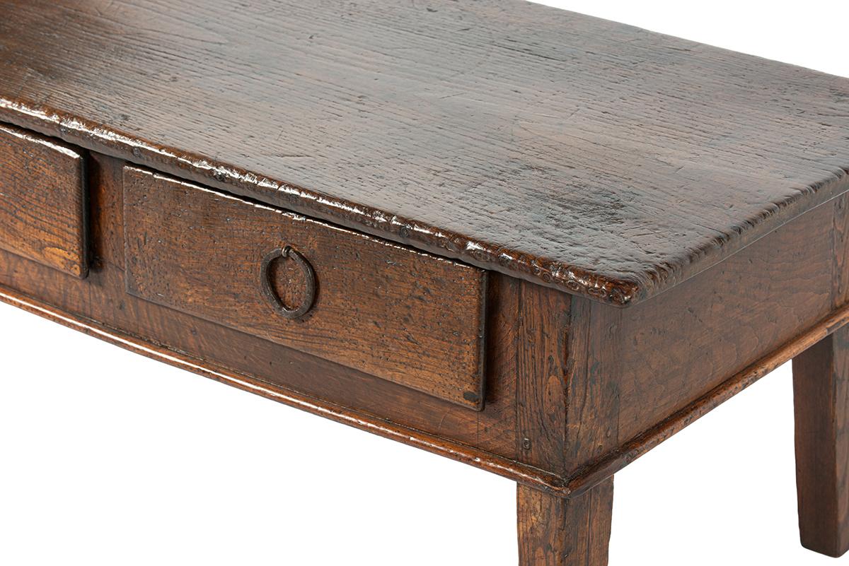 Antiguo siglo XVIII marrón cálido español  mesa de centro de castaño macizo en venta 4