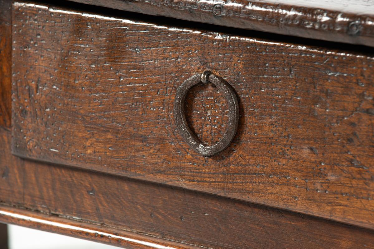 Antiguo siglo XVIII marrón cálido español  mesa de centro de castaño macizo en venta 5