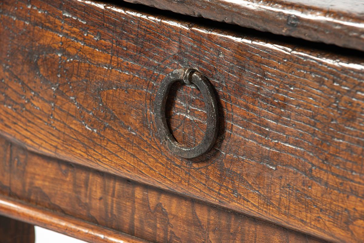 Antiguo siglo XVIII marrón cálido español  mesa de centro de castaño macizo en venta 6