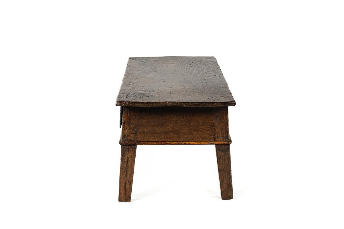 Antiguo siglo XVIII marrón cálido español  mesa de centro de castaño macizo Forjado en venta