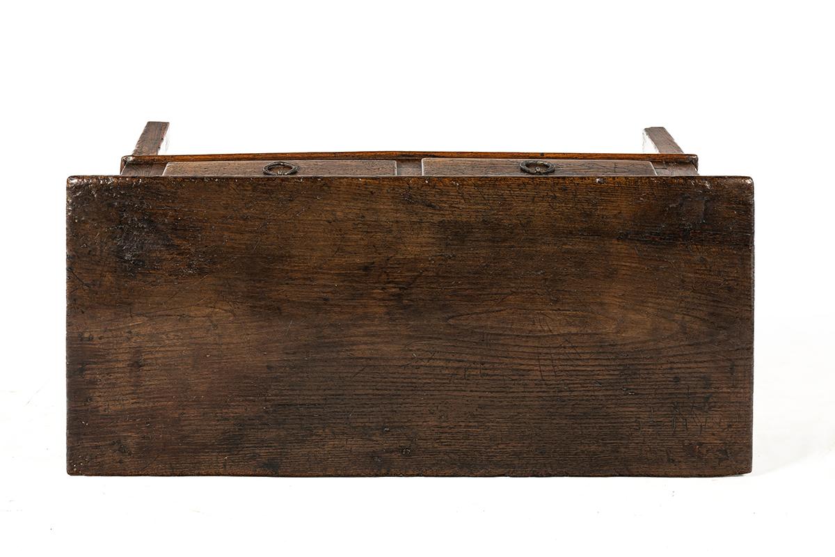 Antiguo siglo XVIII marrón cálido español  mesa de centro de castaño macizo en Bueno estado para la venta en Casteren, NL