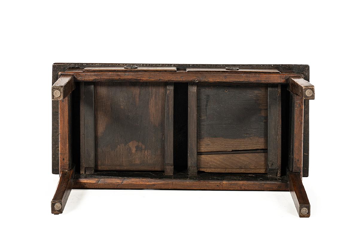 Antiguo siglo XVIII marrón cálido español  mesa de centro de castaño macizo Acero en venta