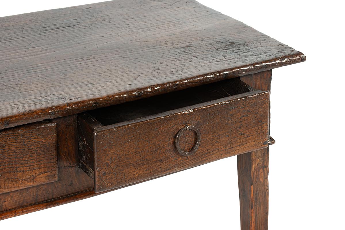 Antiguo siglo XVIII marrón cálido español  mesa de centro de castaño macizo en venta 1