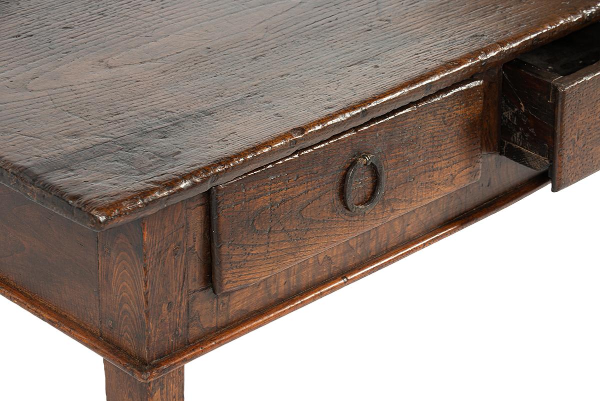 Antiguo siglo XVIII marrón cálido español  mesa de centro de castaño macizo en venta 2