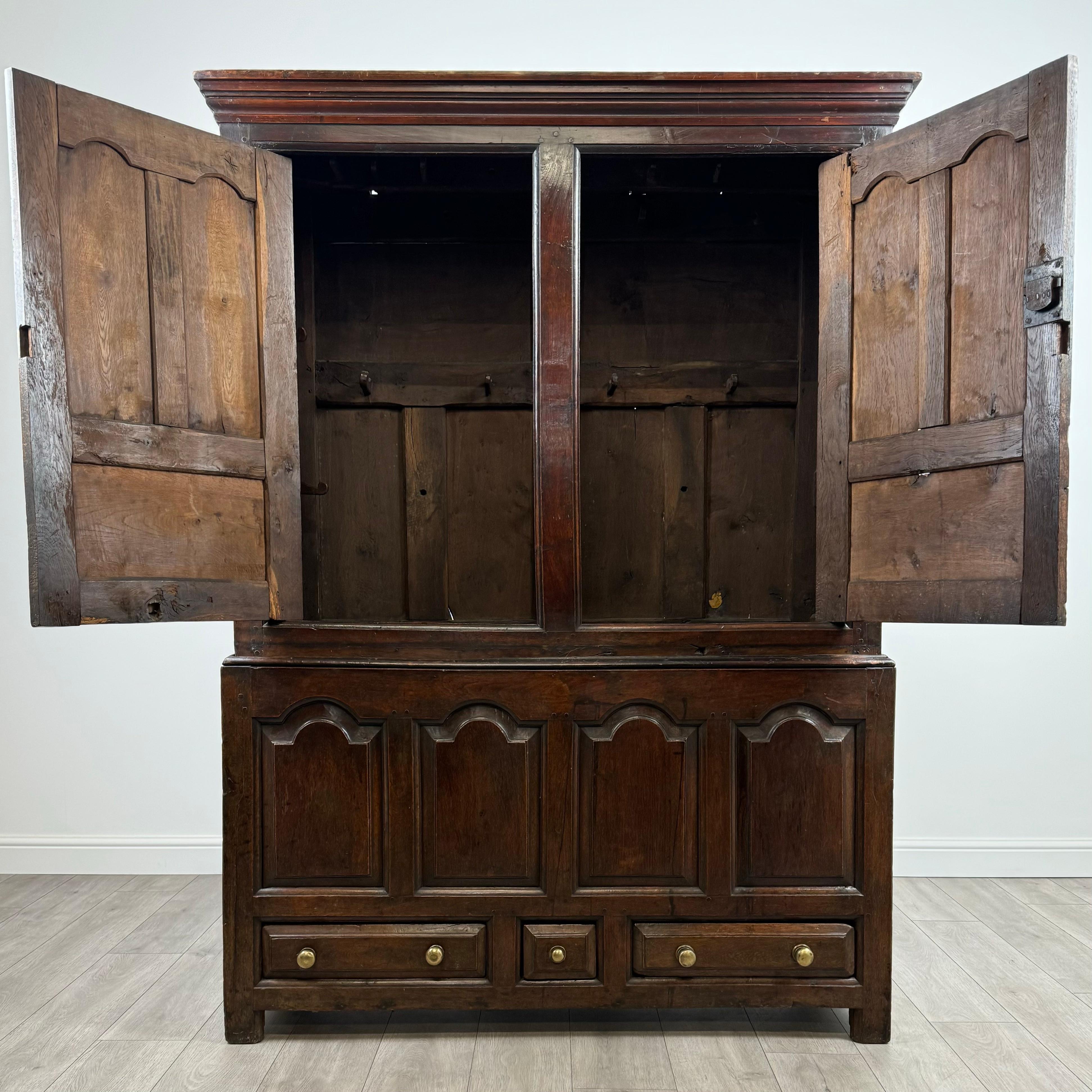 British Antique 18th Century Welsh Livery Cupboard In Oak ( REF AF-3634 ) For Sale