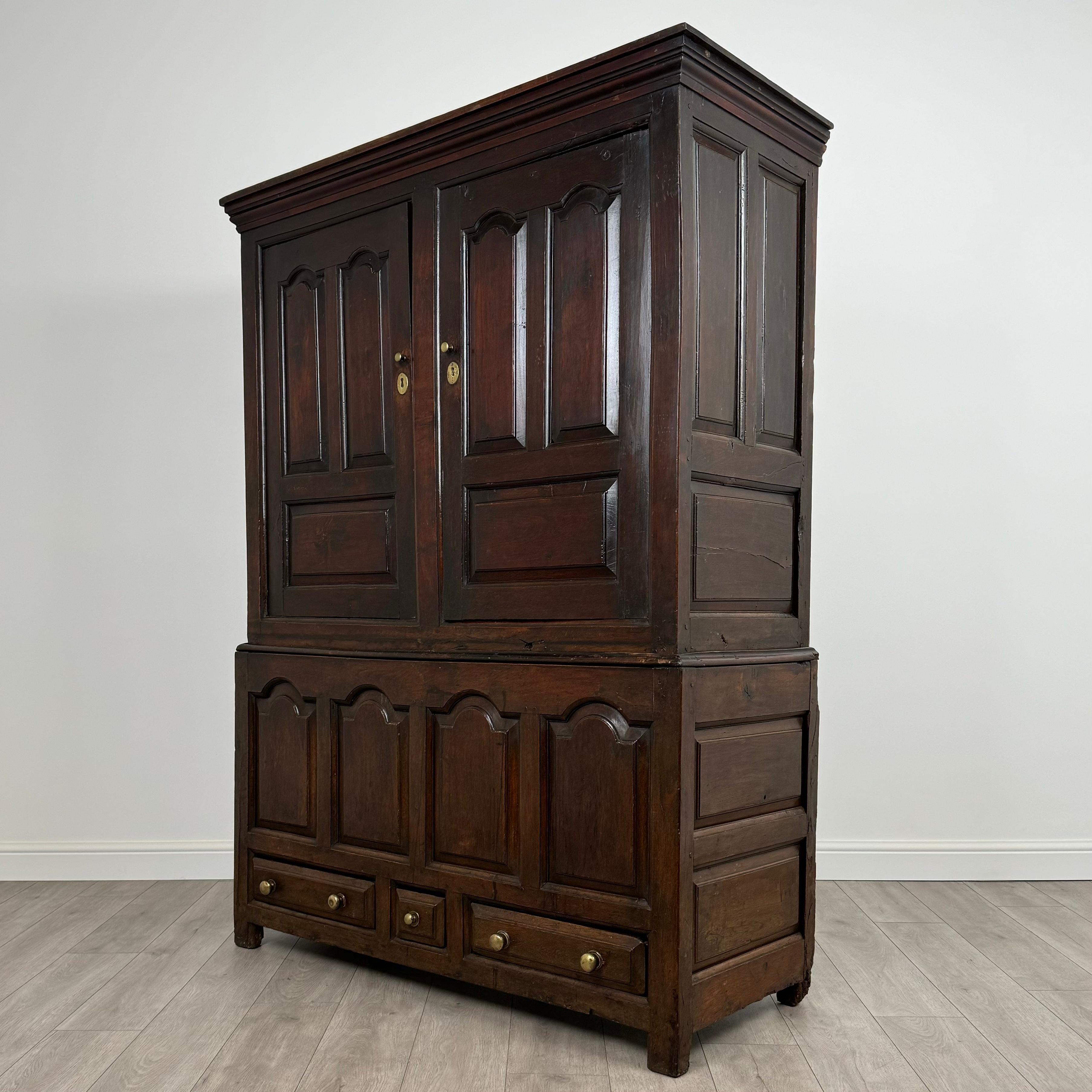 Antique 18th Century Welsh Livery Cupboard In Oak ( REF AF-3634 ) In Good Condition For Sale In Ledbury, GB