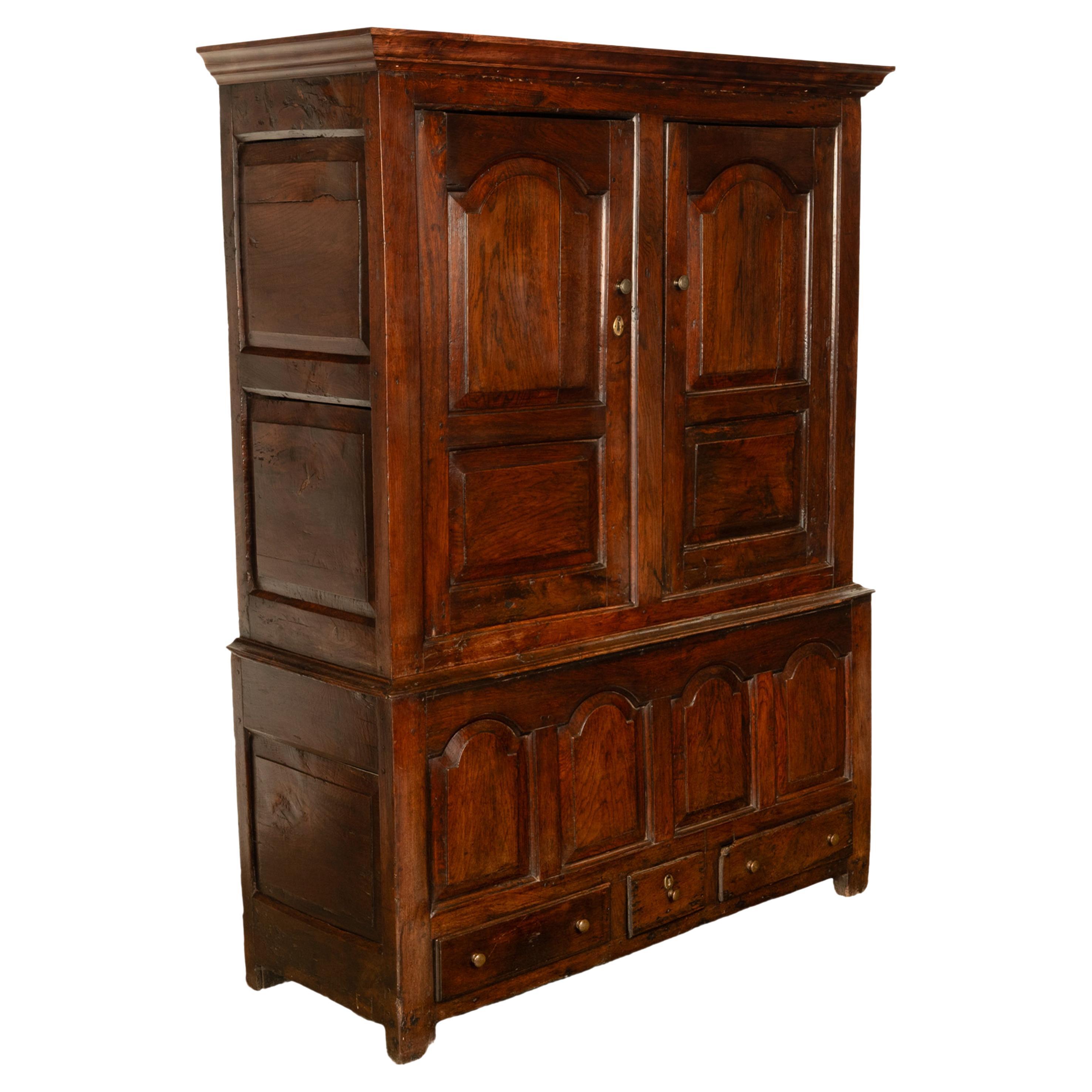 Una buona pressa da campagna in quercia georgiana del Mid Century Antiques, armadio della governante, circa 1750.
Questa bellissima pressa in quercia di campagna ha un cornicione spuntato, con una coppia di porte a pannelli con arco a campo che