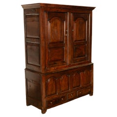 Ancienne armoire en chêne gallois du 18ème siècle pour les femmes de ménage 1750