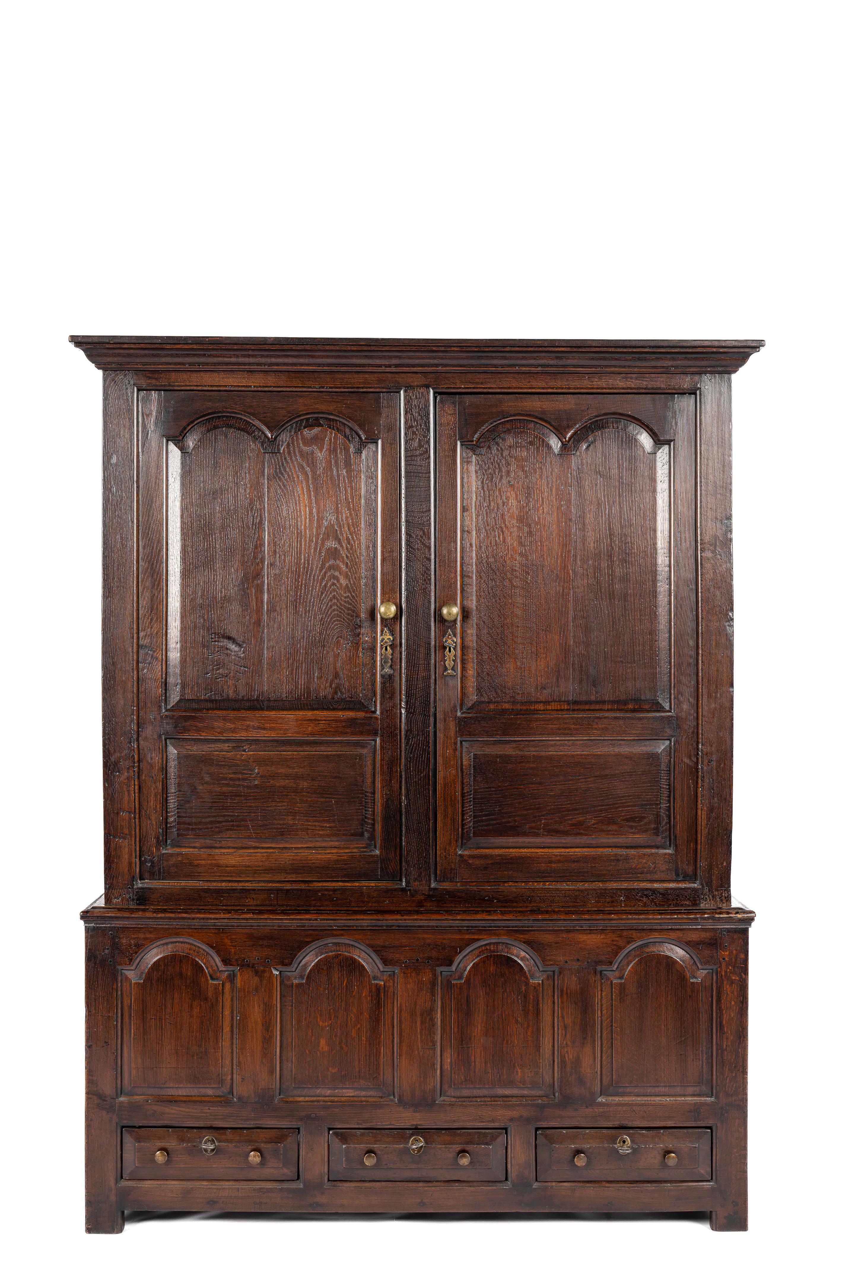 Antiker walisischer Warm Brown Oak Press Livery Housekeepers Cupboard aus dem 18. (Georgian) im Angebot