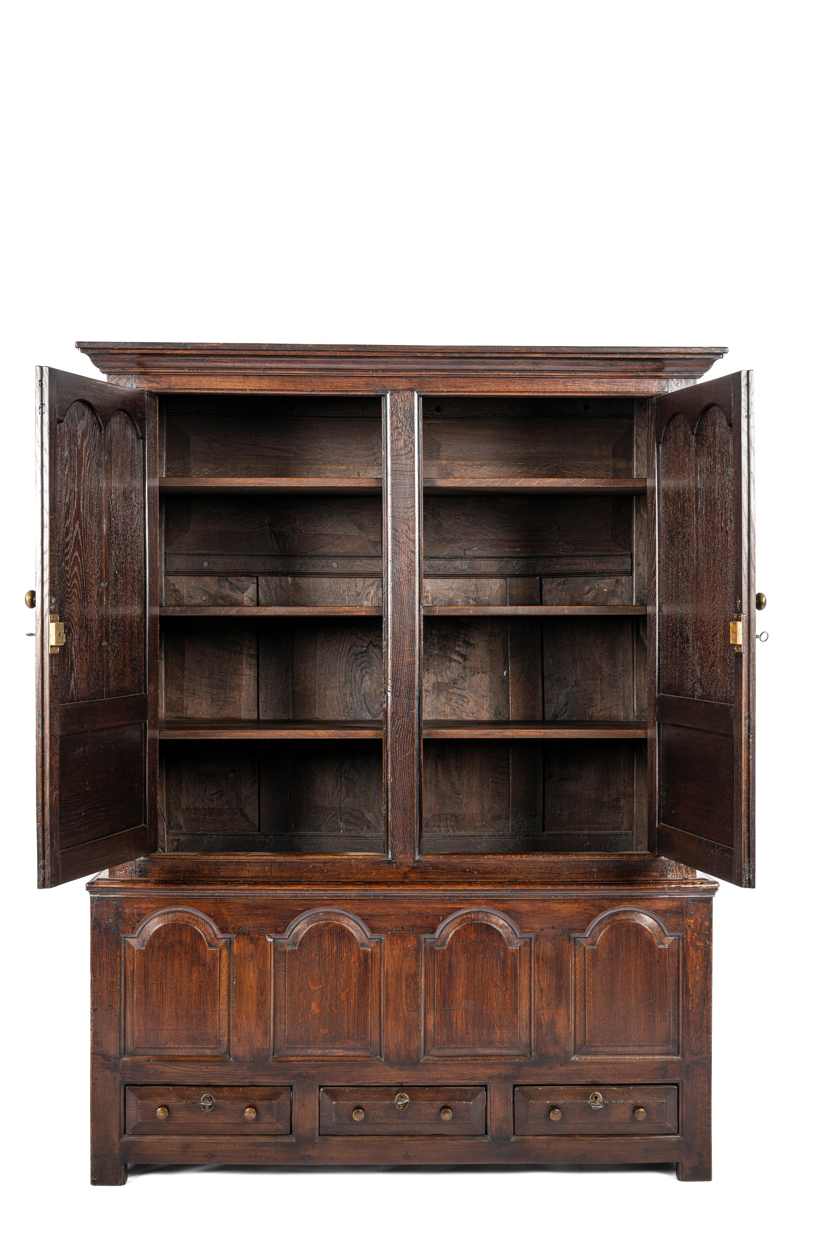 Antiker walisischer Warm Brown Oak Press Livery Housekeepers Cupboard aus dem 18. (Britisch) im Angebot