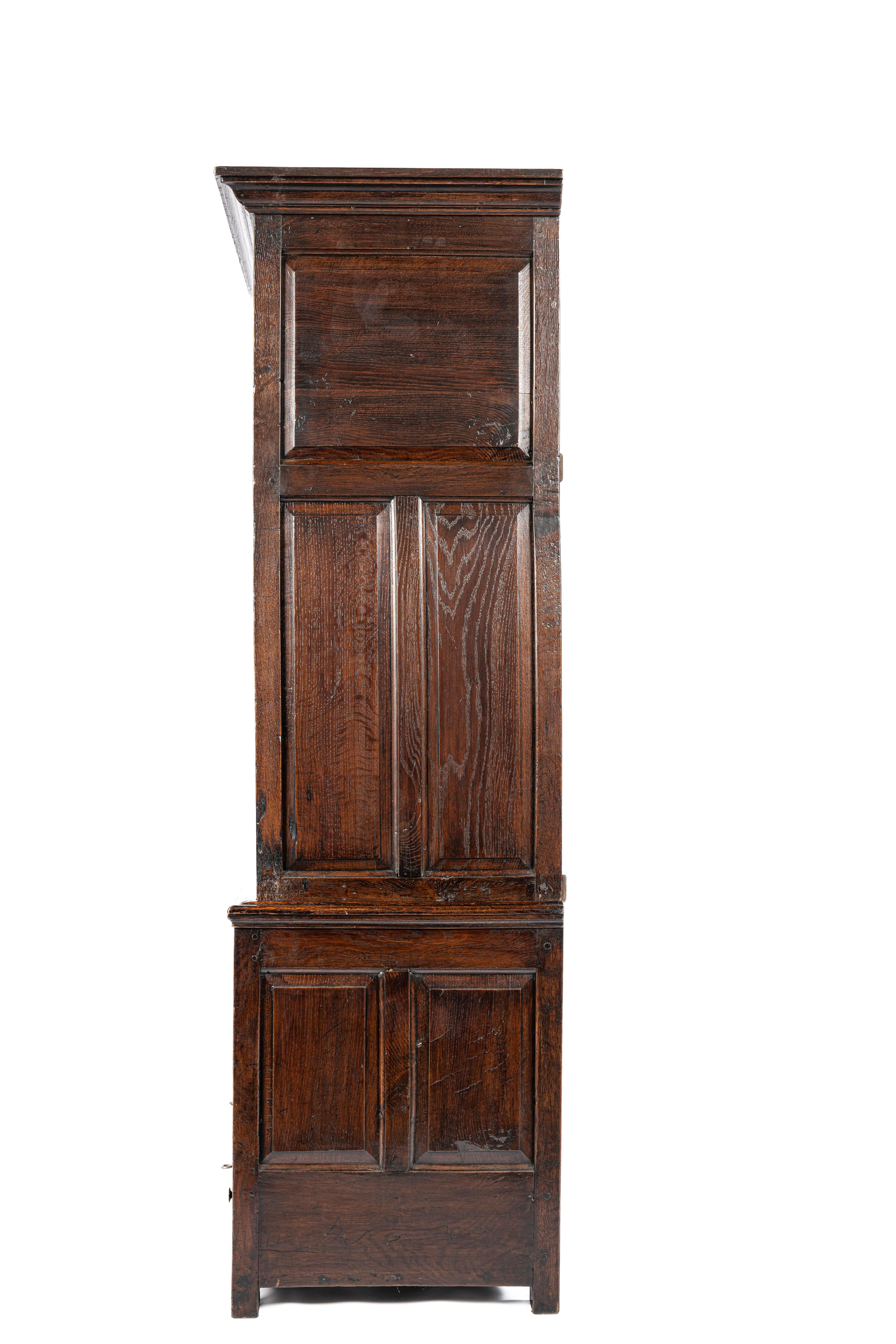 Antiker walisischer Warm Brown Oak Press Livery Housekeepers Cupboard aus dem 18. (Geschnitzt) im Angebot