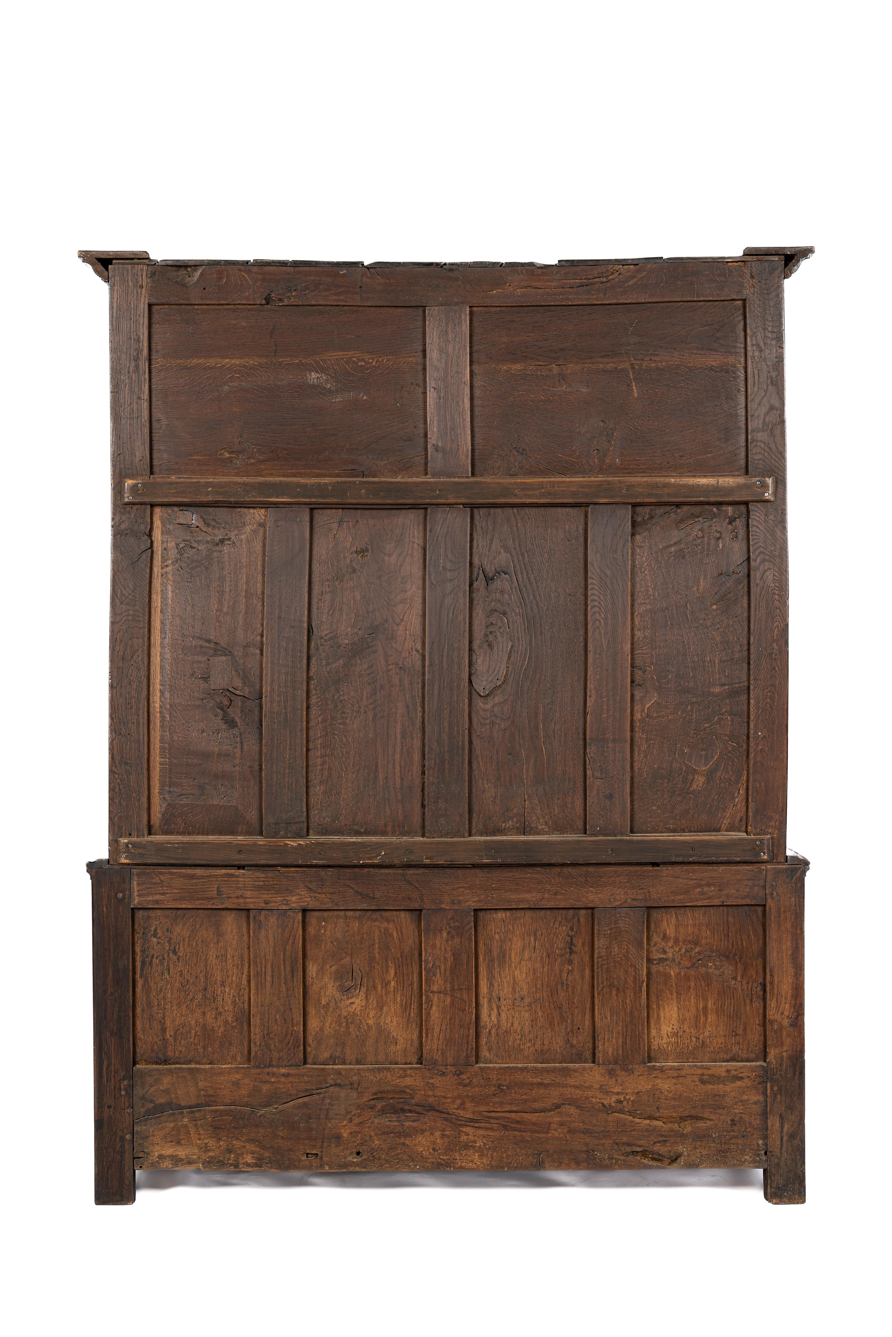 Antiker walisischer Warm Brown Oak Press Livery Housekeepers Cupboard aus dem 18. im Zustand „Gut“ im Angebot in Casteren, NL