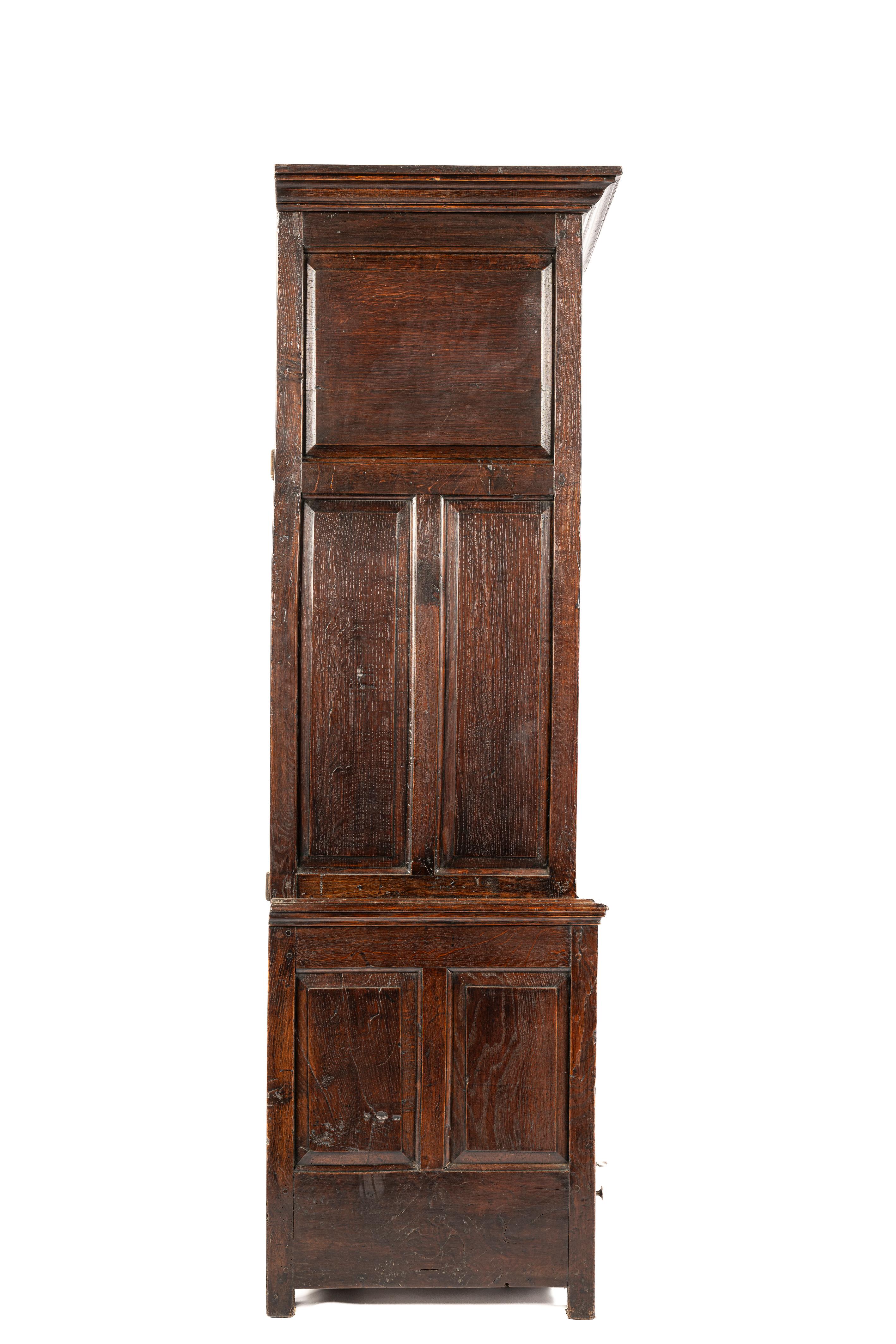 Antiker walisischer Warm Brown Oak Press Livery Housekeepers Cupboard aus dem 18. (18. Jahrhundert) im Angebot