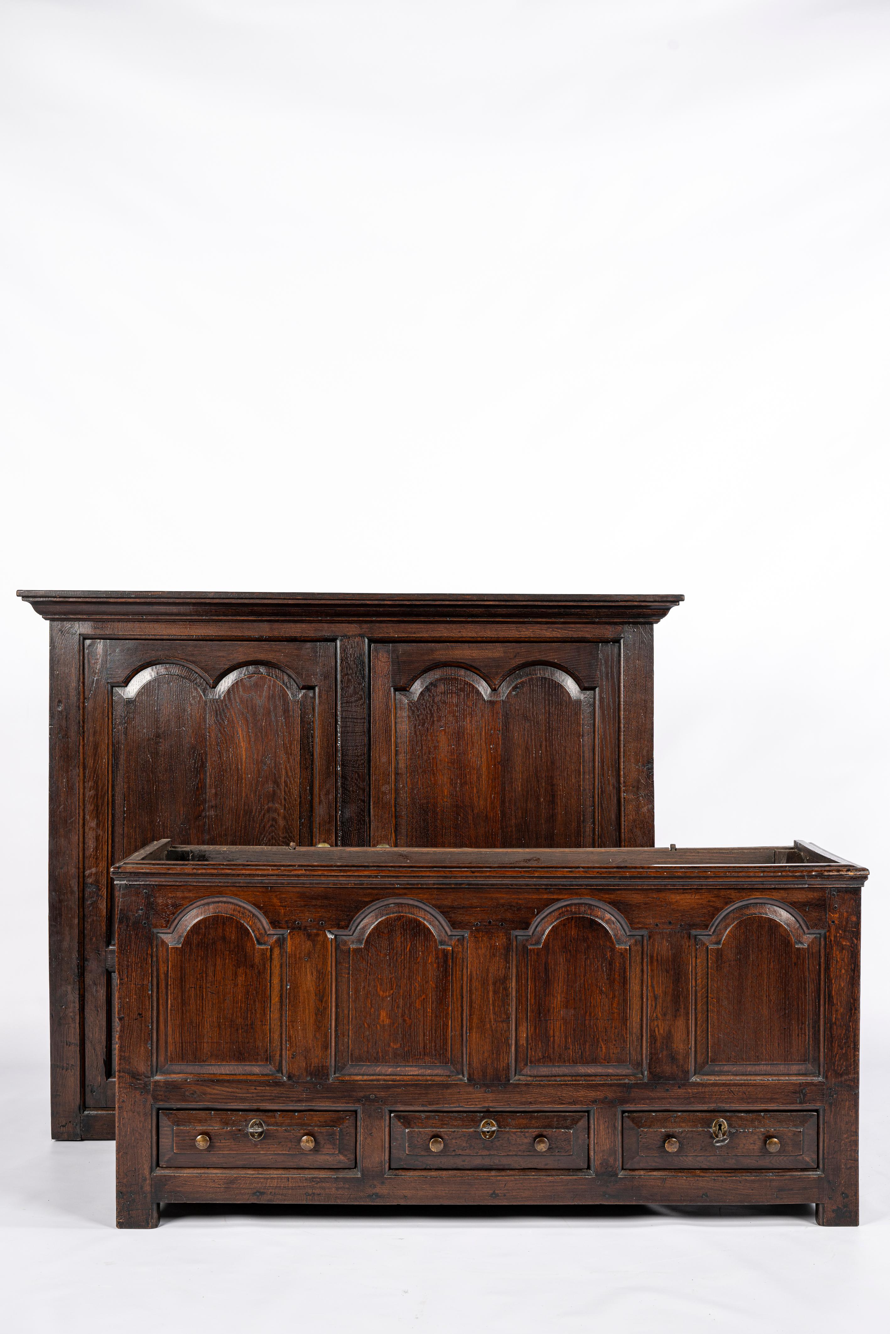 Antiker walisischer Warm Brown Oak Press Livery Housekeepers Cupboard aus dem 18. (Messing) im Angebot
