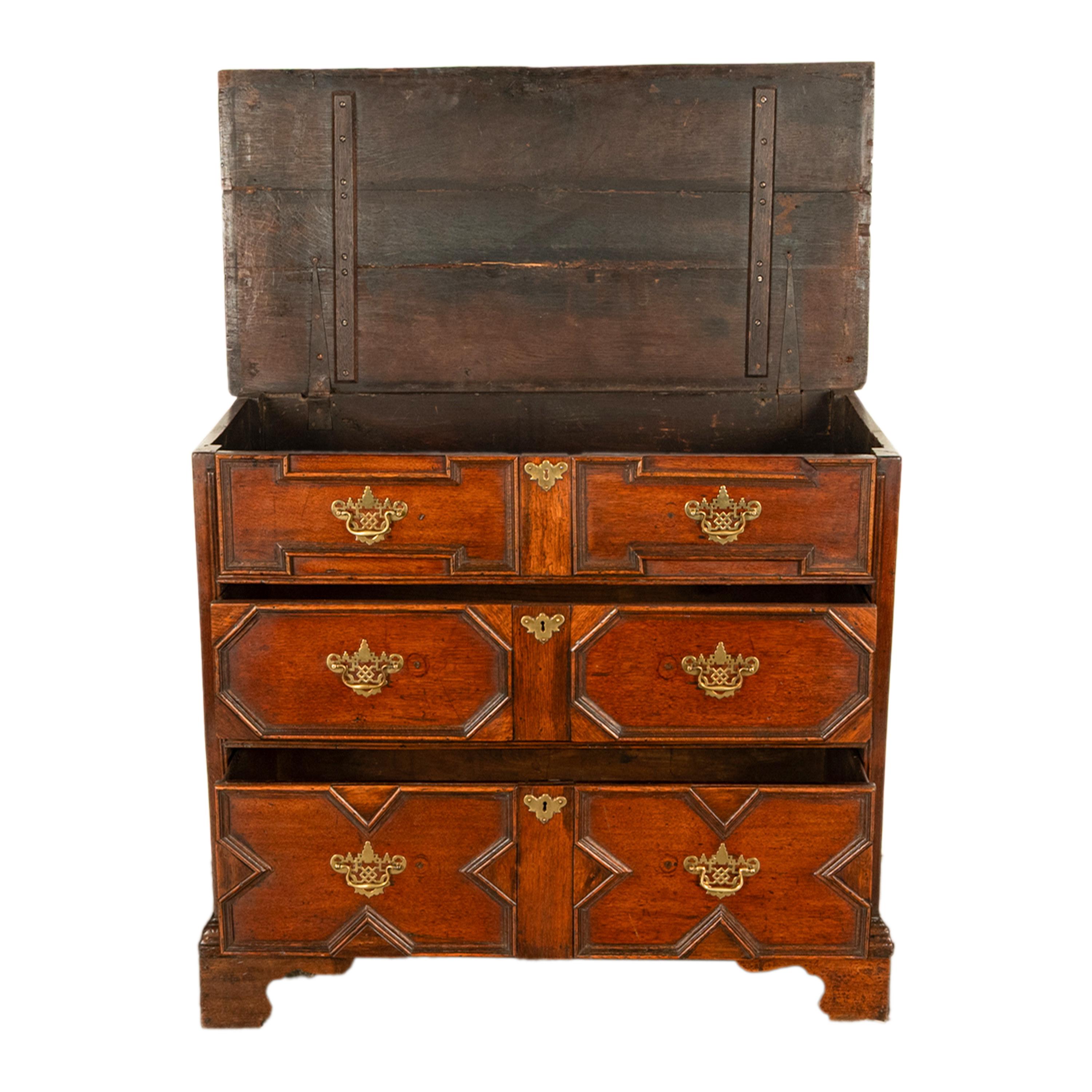 Ancienne commode géométrique William & Mary en chêne du 18ème siècle 1700 en vente 4