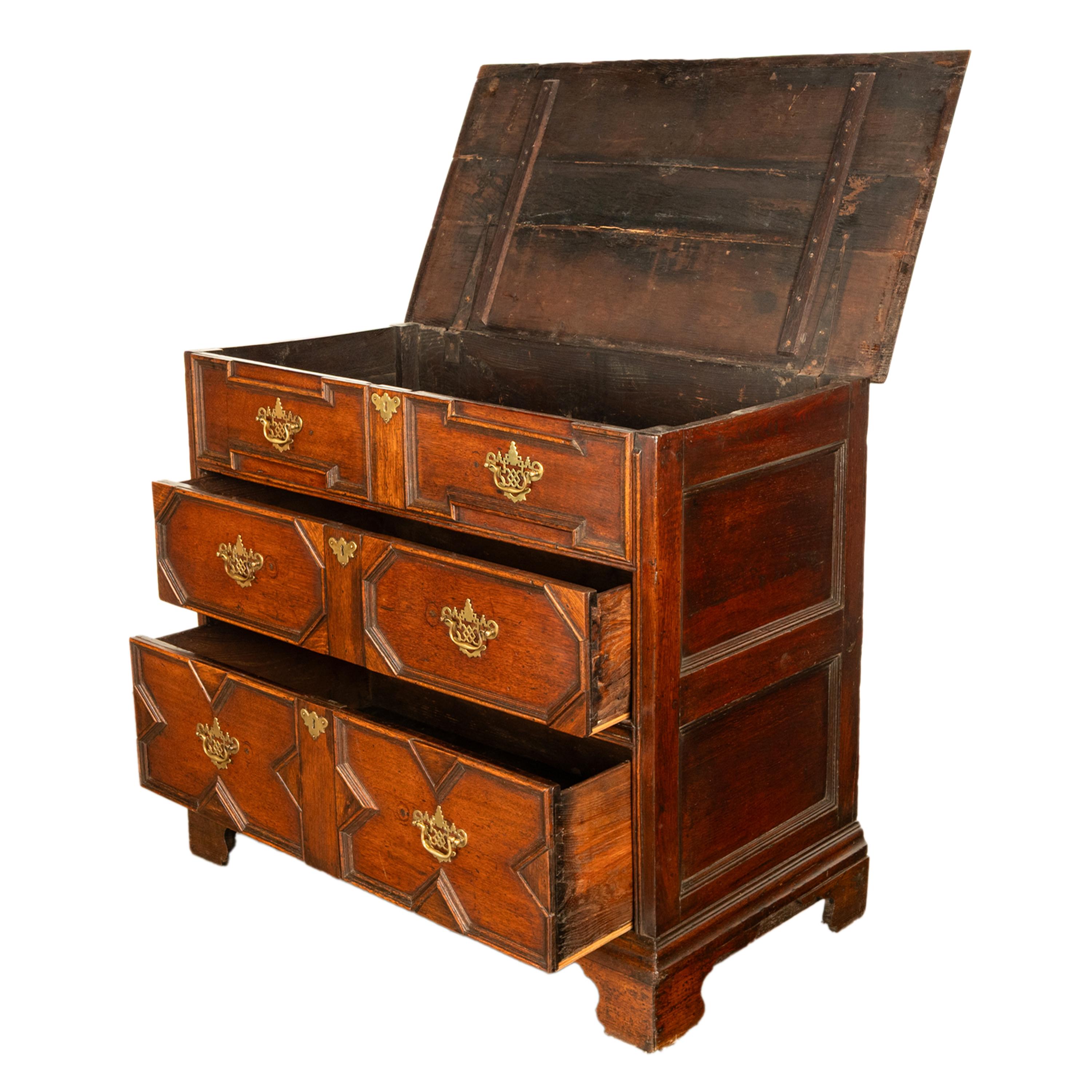 Ancienne commode géométrique William & Mary en chêne du 18ème siècle 1700 en vente 5