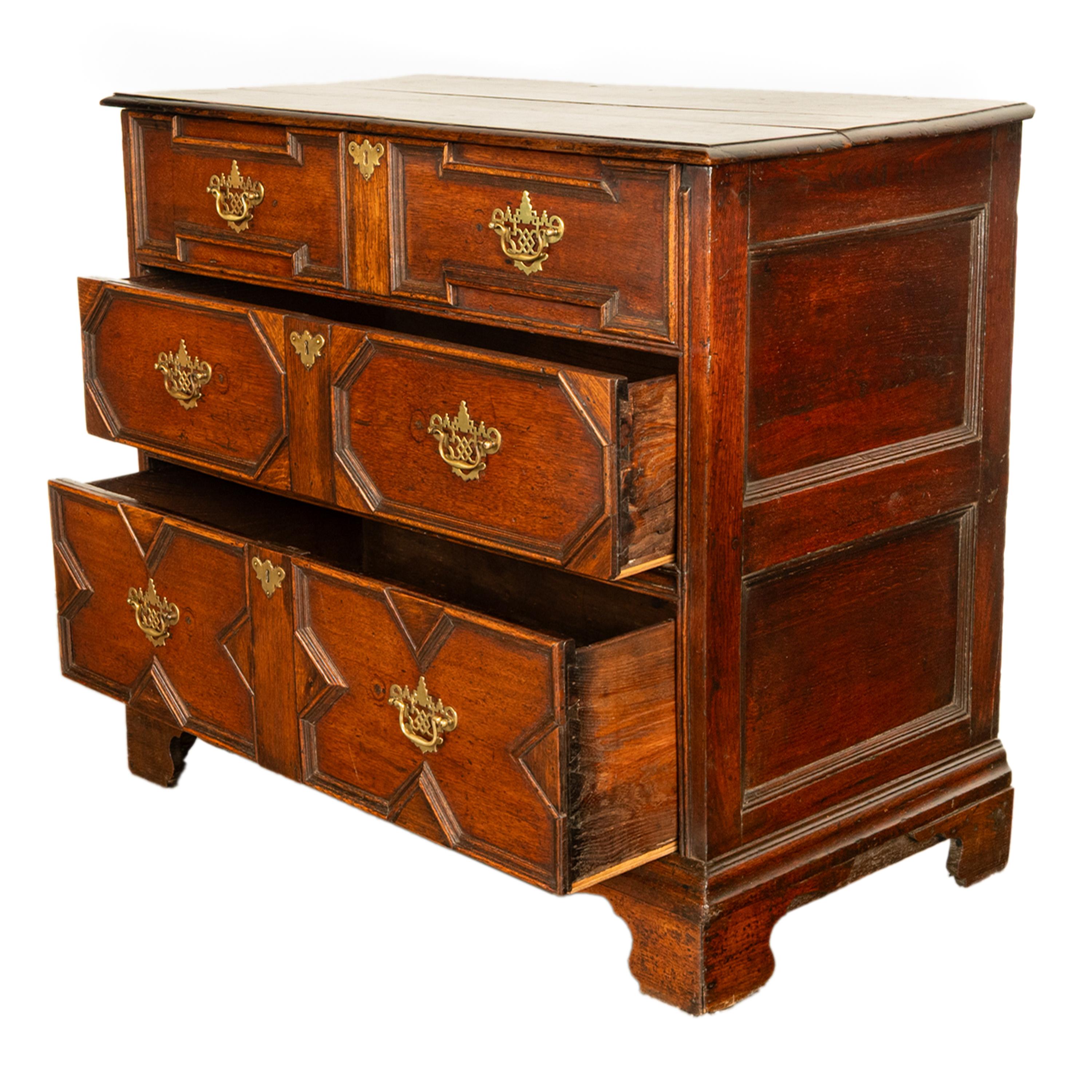 Ancienne commode géométrique William & Mary en chêne du 18ème siècle 1700 en vente 7