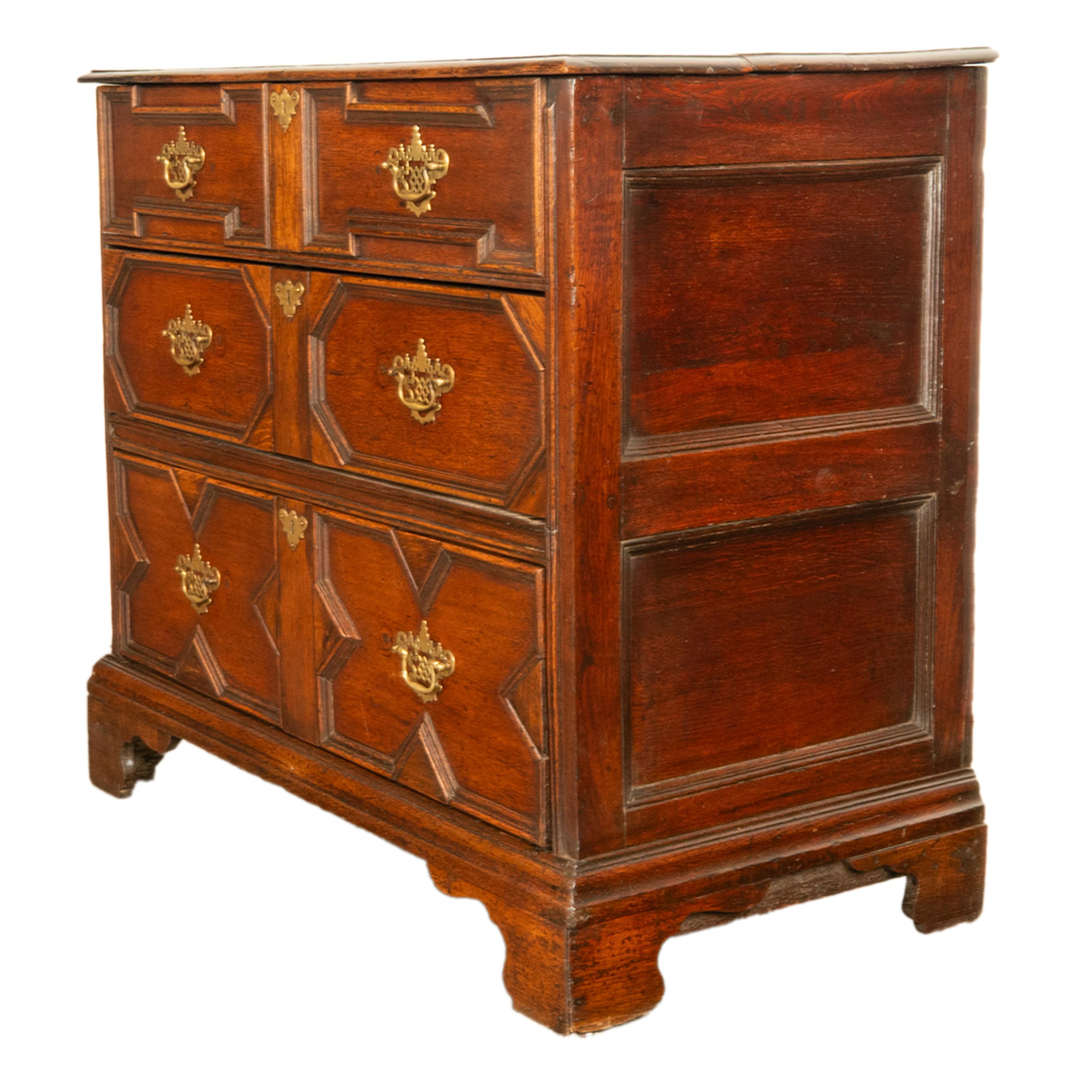 Ancienne commode géométrique William & Mary en chêne du 18ème siècle 1700 en vente 10