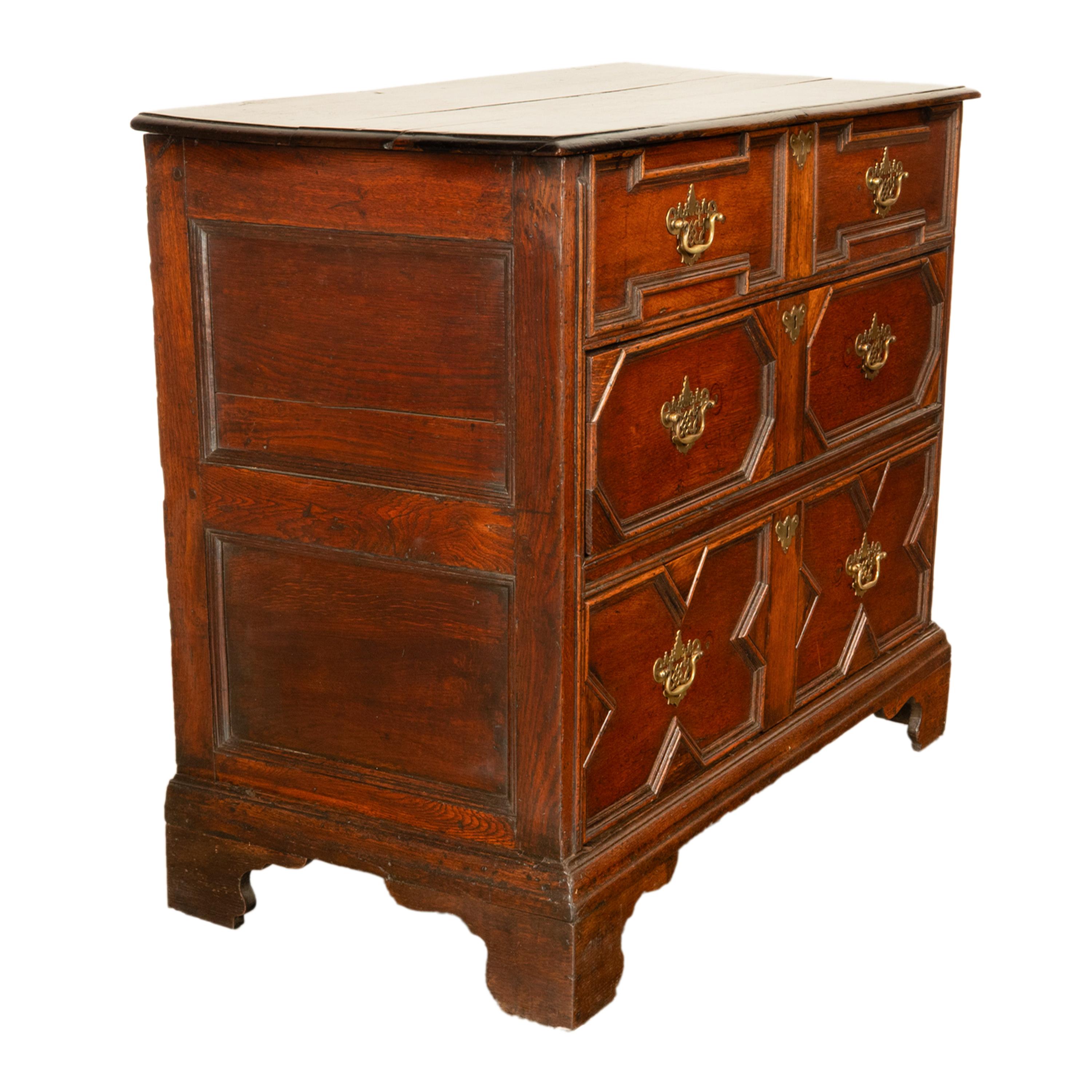 Ancienne commode géométrique William & Mary en chêne du 18ème siècle 1700 en vente 11