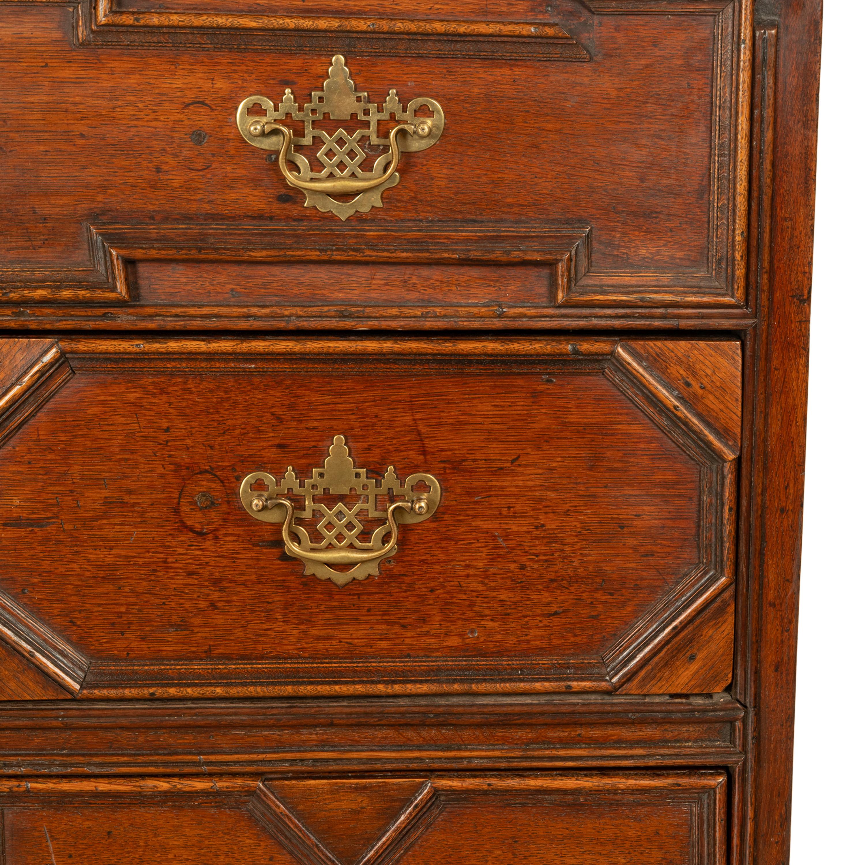 Ancienne commode géométrique William & Mary en chêne du 18ème siècle 1700 en vente 12