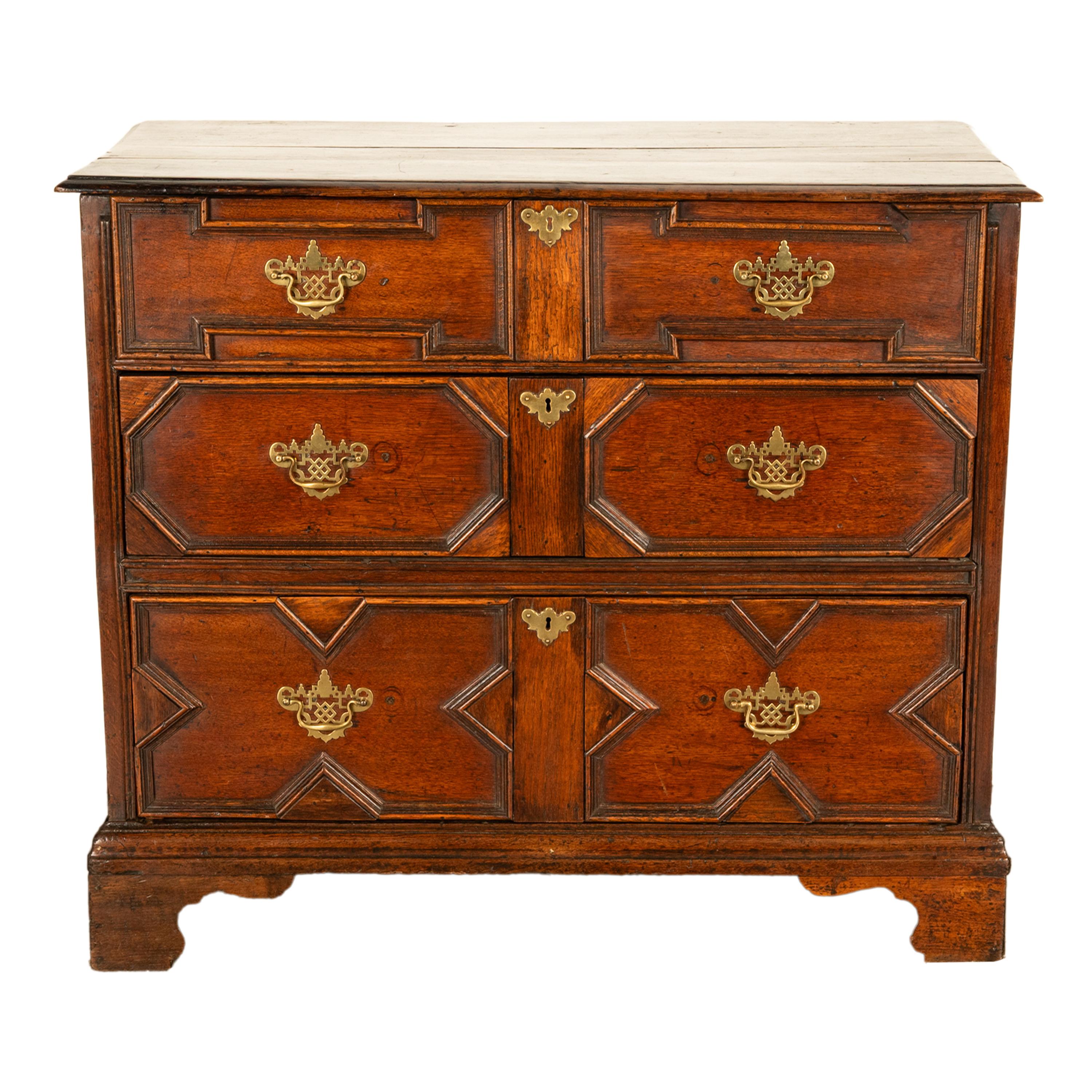 William and Mary Ancienne commode géométrique William & Mary en chêne du 18ème siècle 1700 en vente