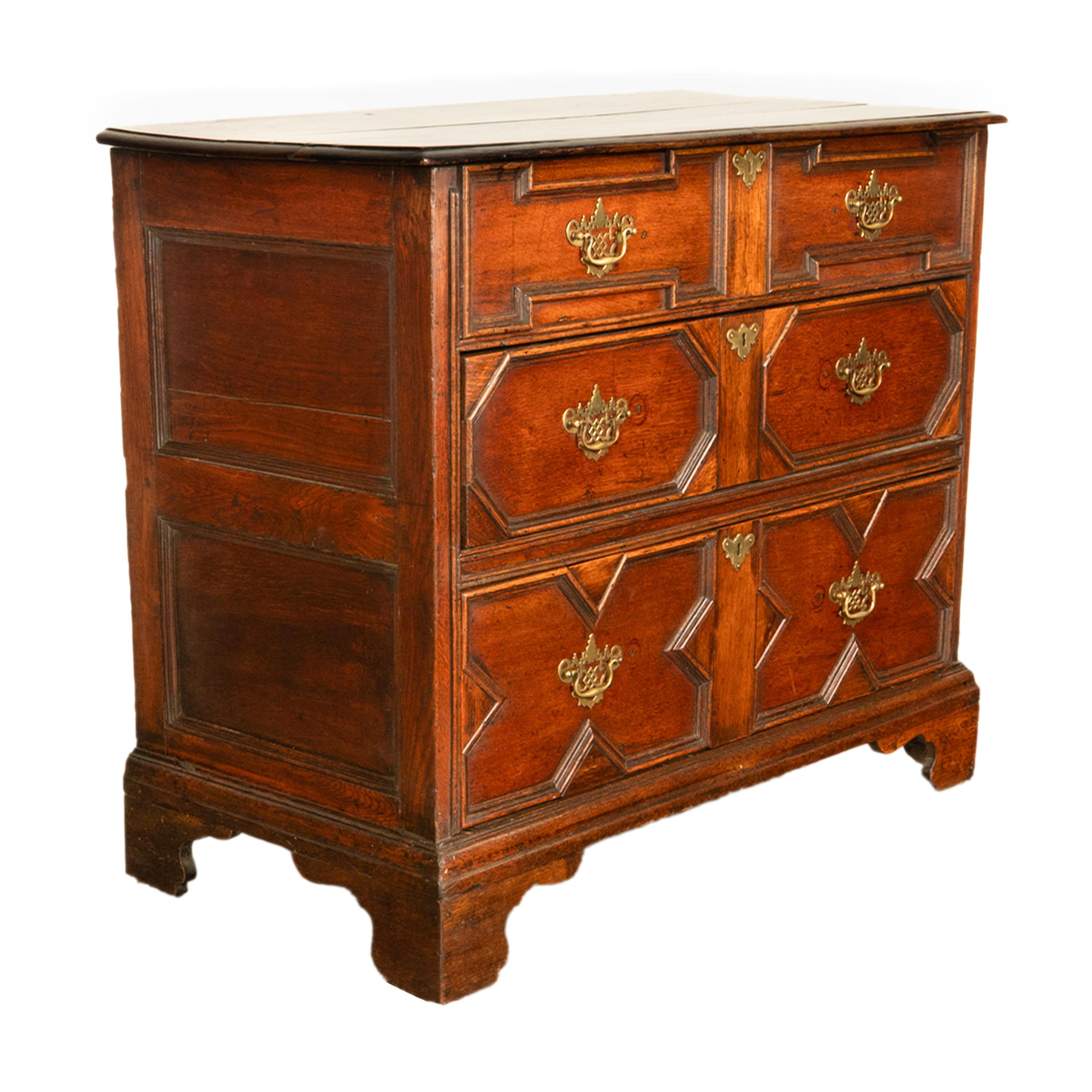 Anglais Ancienne commode géométrique William & Mary en chêne du 18ème siècle 1700 en vente