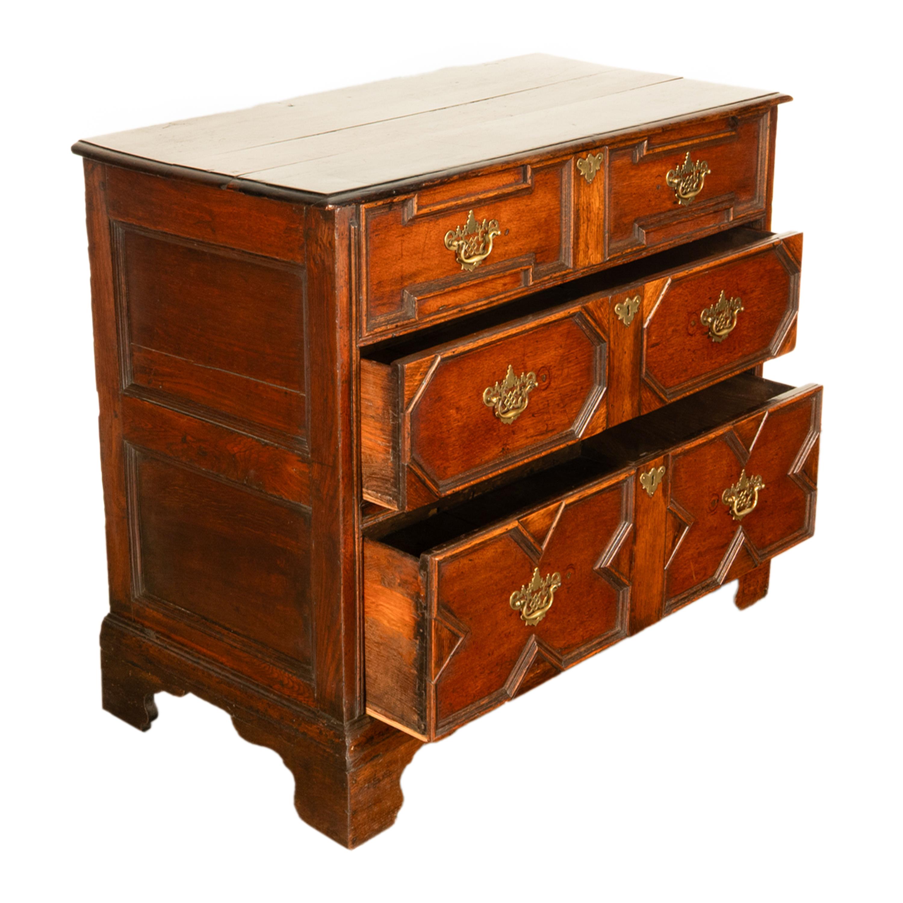 Début du XVIIIe siècle Ancienne commode géométrique William & Mary en chêne du 18ème siècle 1700 en vente
