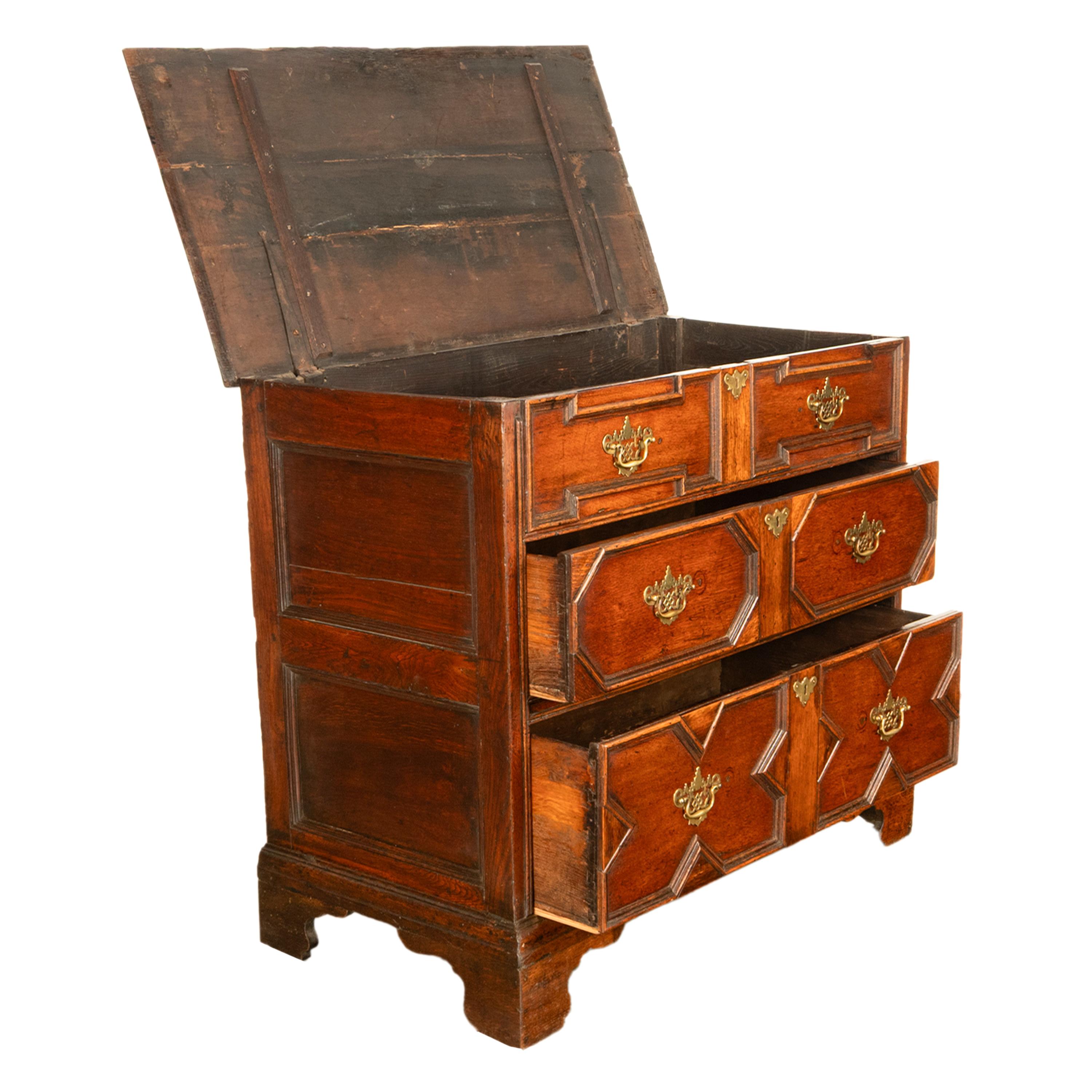 Chêne Ancienne commode géométrique William & Mary en chêne du 18ème siècle 1700 en vente