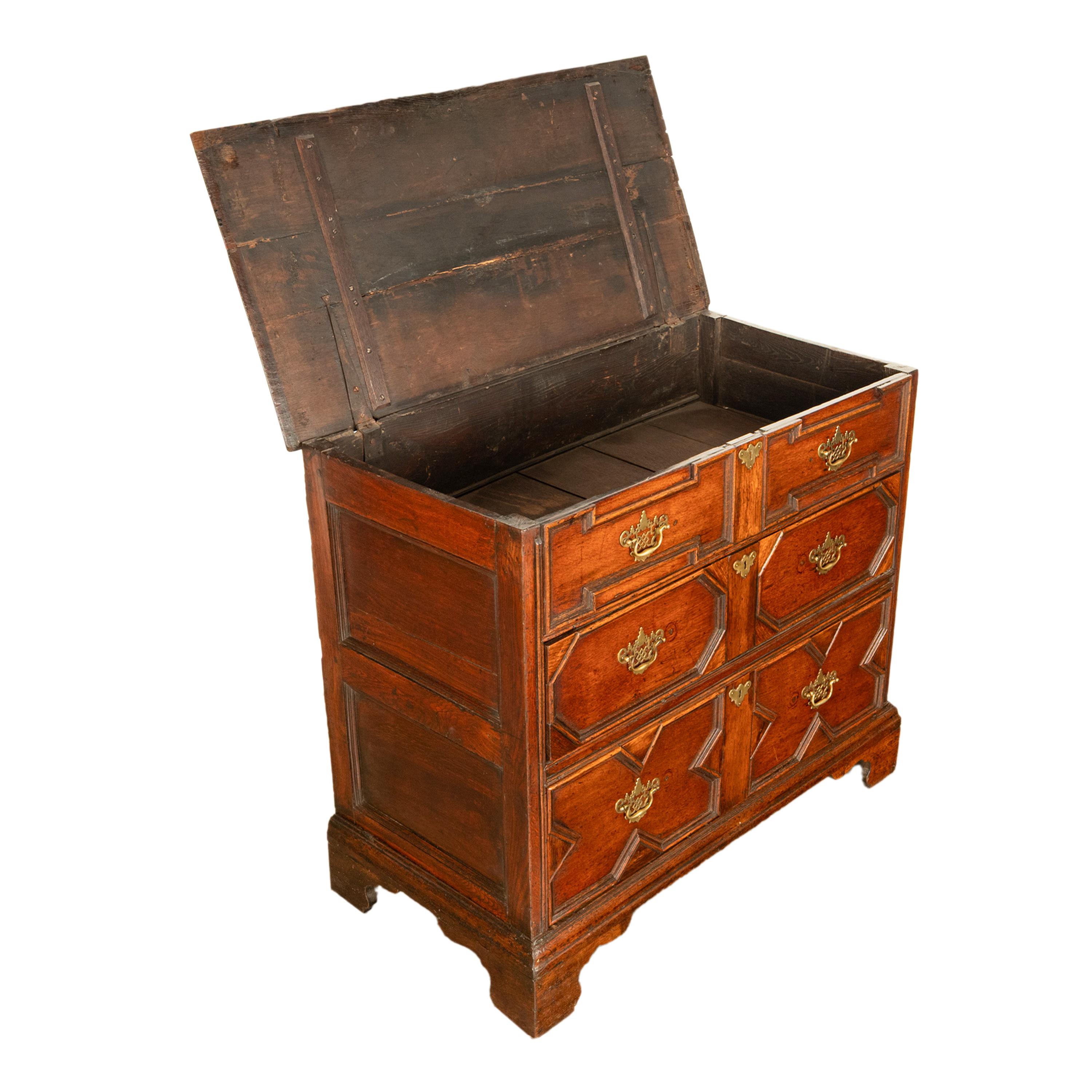 Ancienne commode géométrique William & Mary en chêne du 18ème siècle 1700 en vente 1