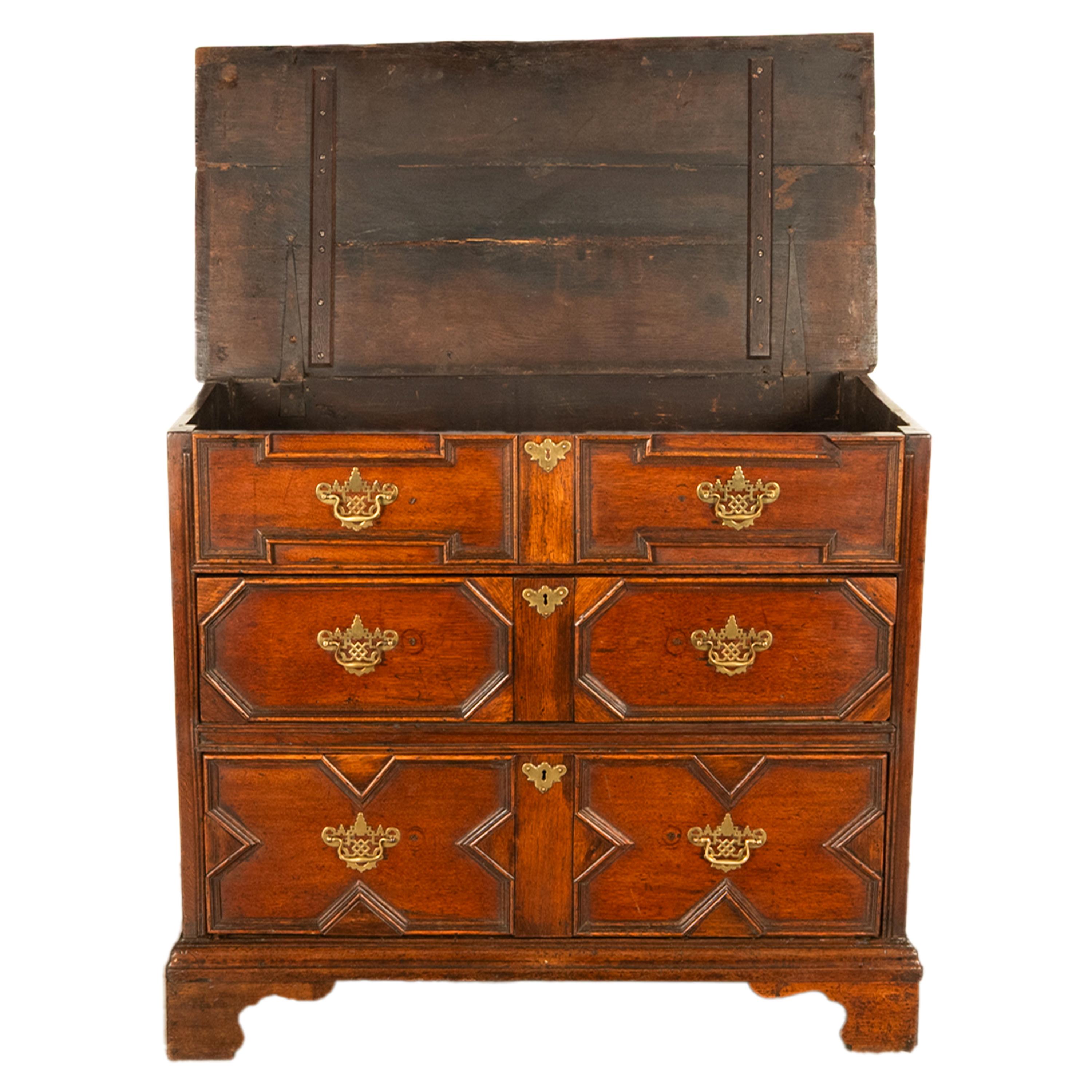 Ancienne commode géométrique William & Mary en chêne du 18ème siècle 1700 en vente 2