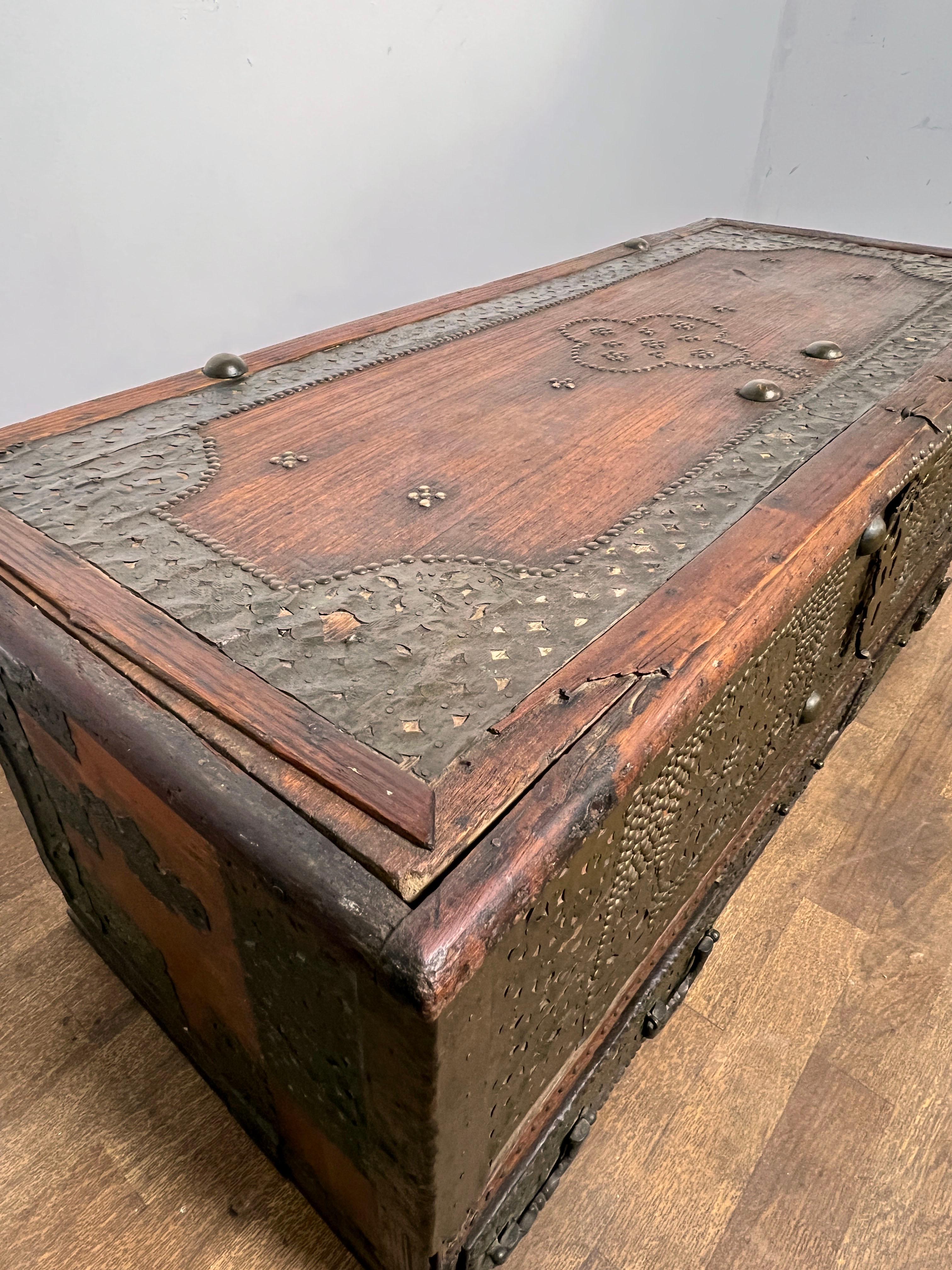 Antico baule di Zanzibar del XVIII secolo con decorazioni in rame borchiato in vendita 3