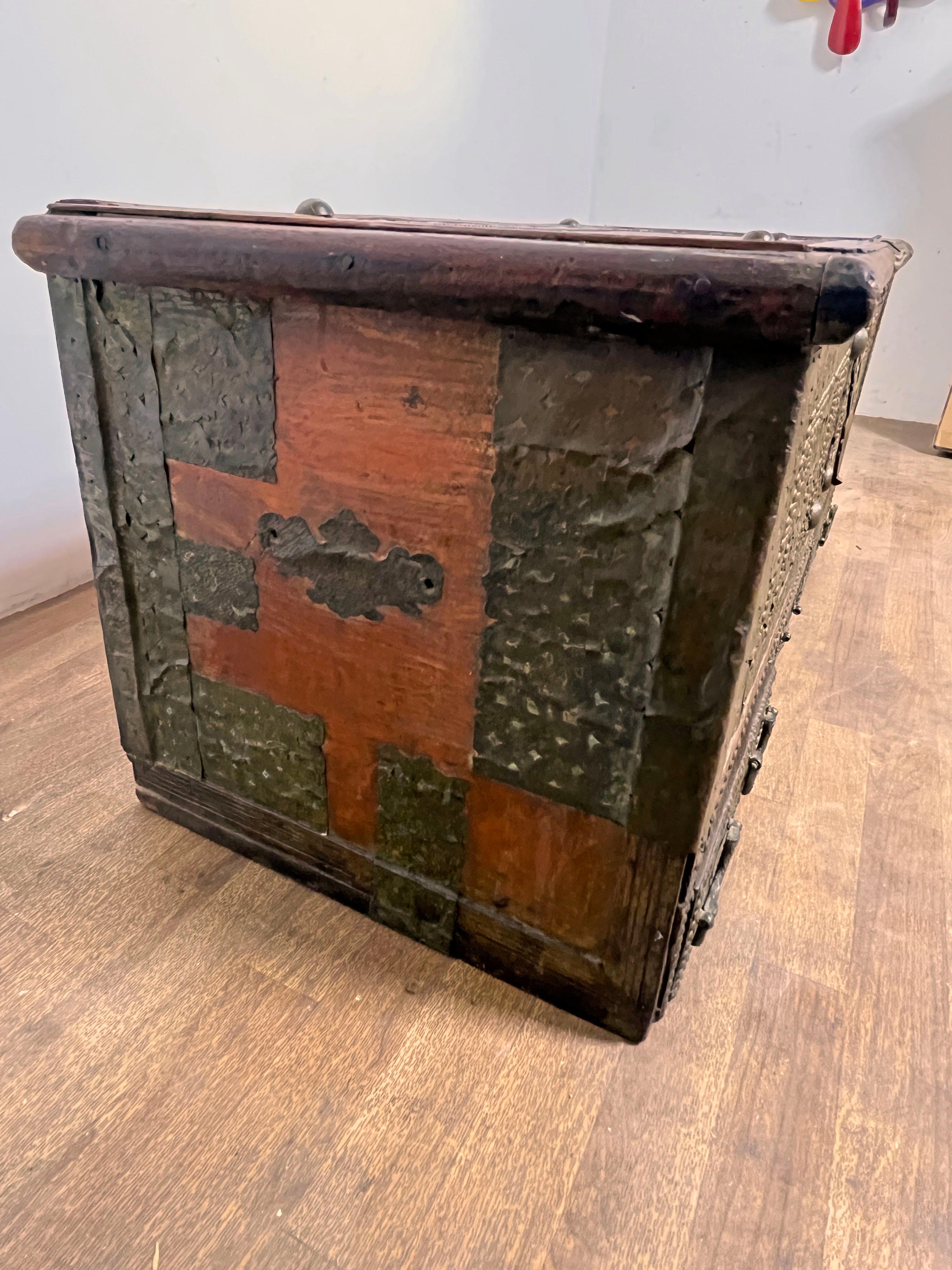 Antico baule di Zanzibar del XVIII secolo con decorazioni in rame borchiato in vendita 4