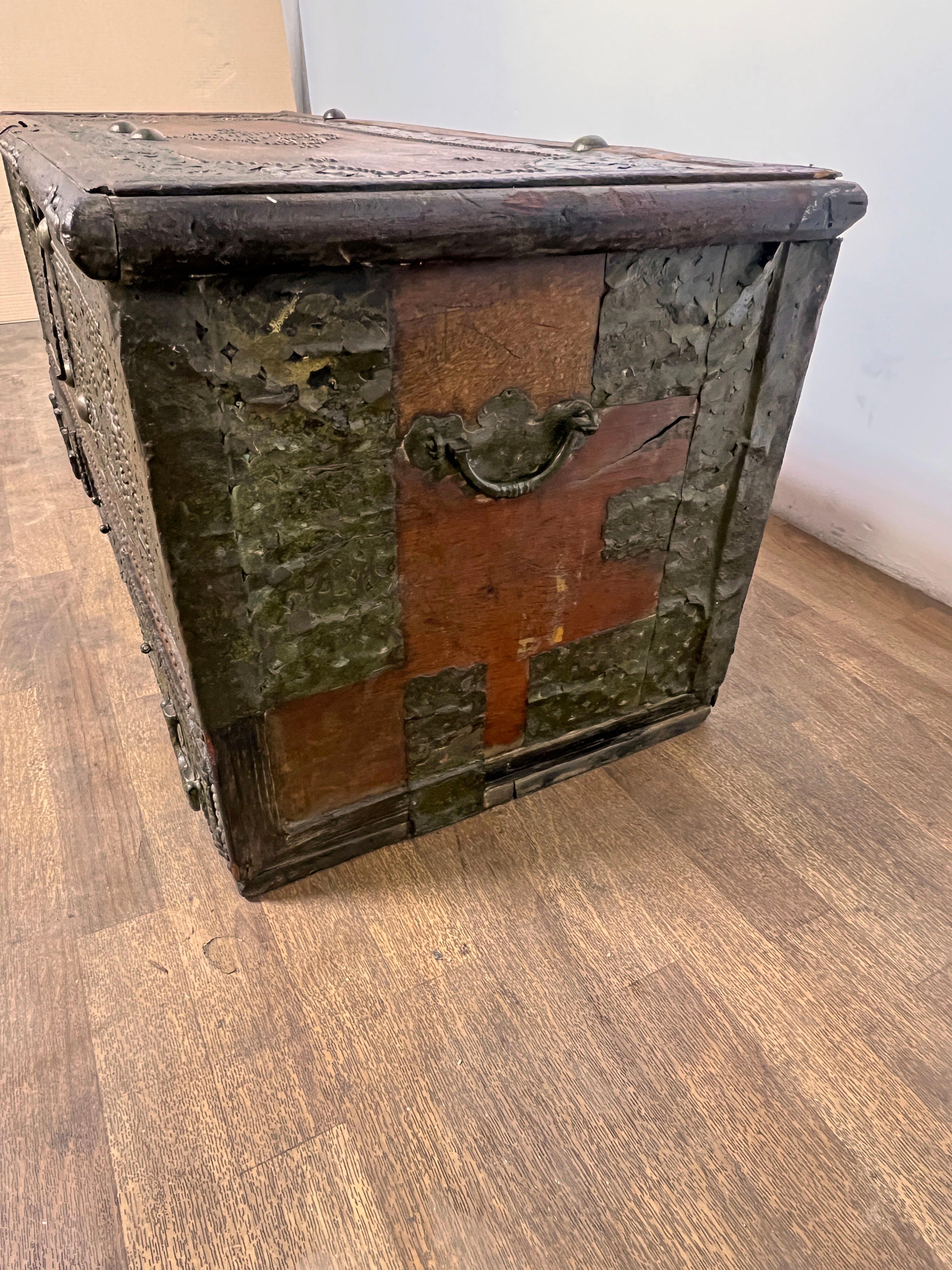 Antico baule di Zanzibar del XVIII secolo con decorazioni in rame borchiato in vendita 5