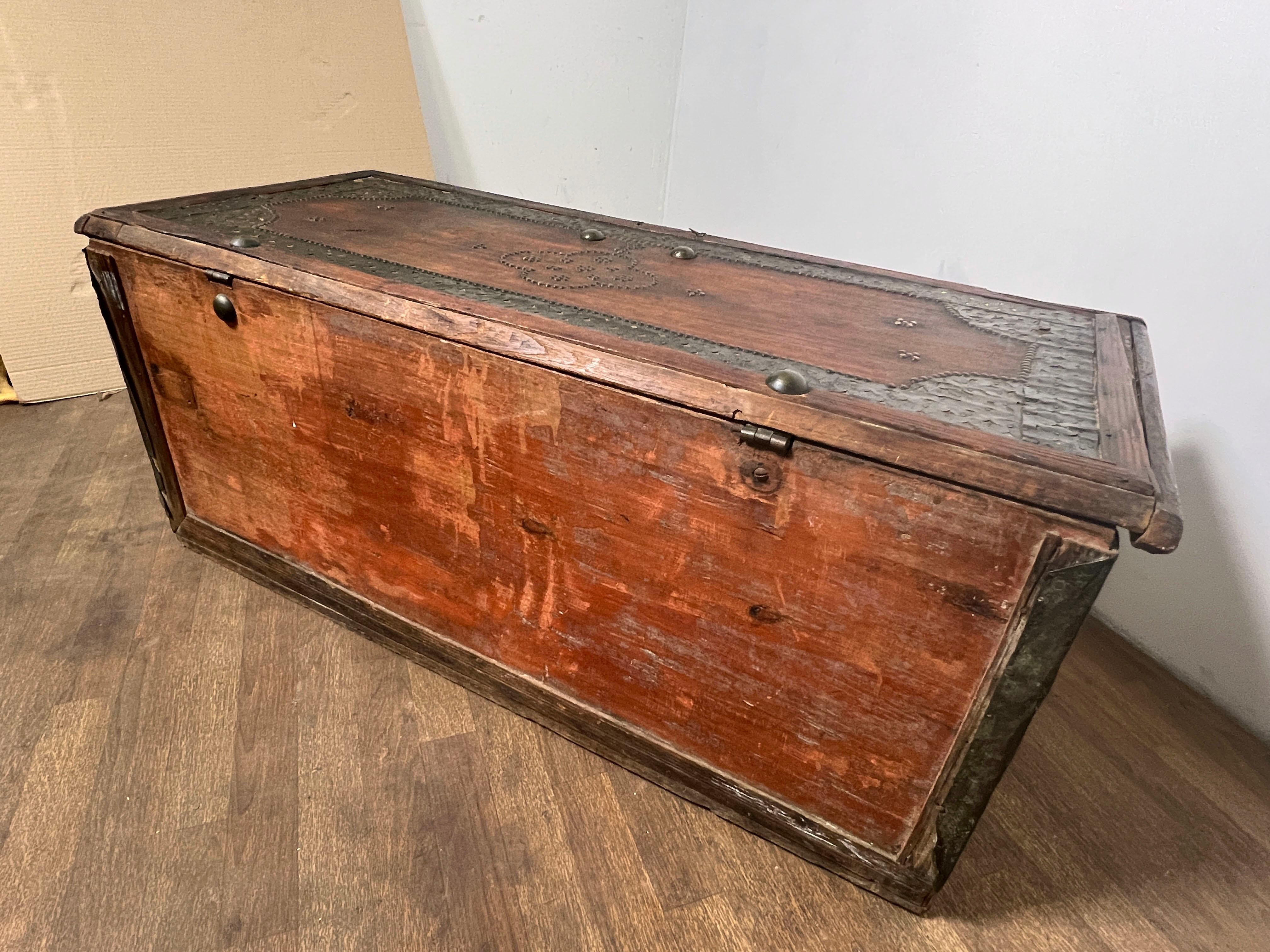 Antico baule di Zanzibar del XVIII secolo con decorazioni in rame borchiato in vendita 6