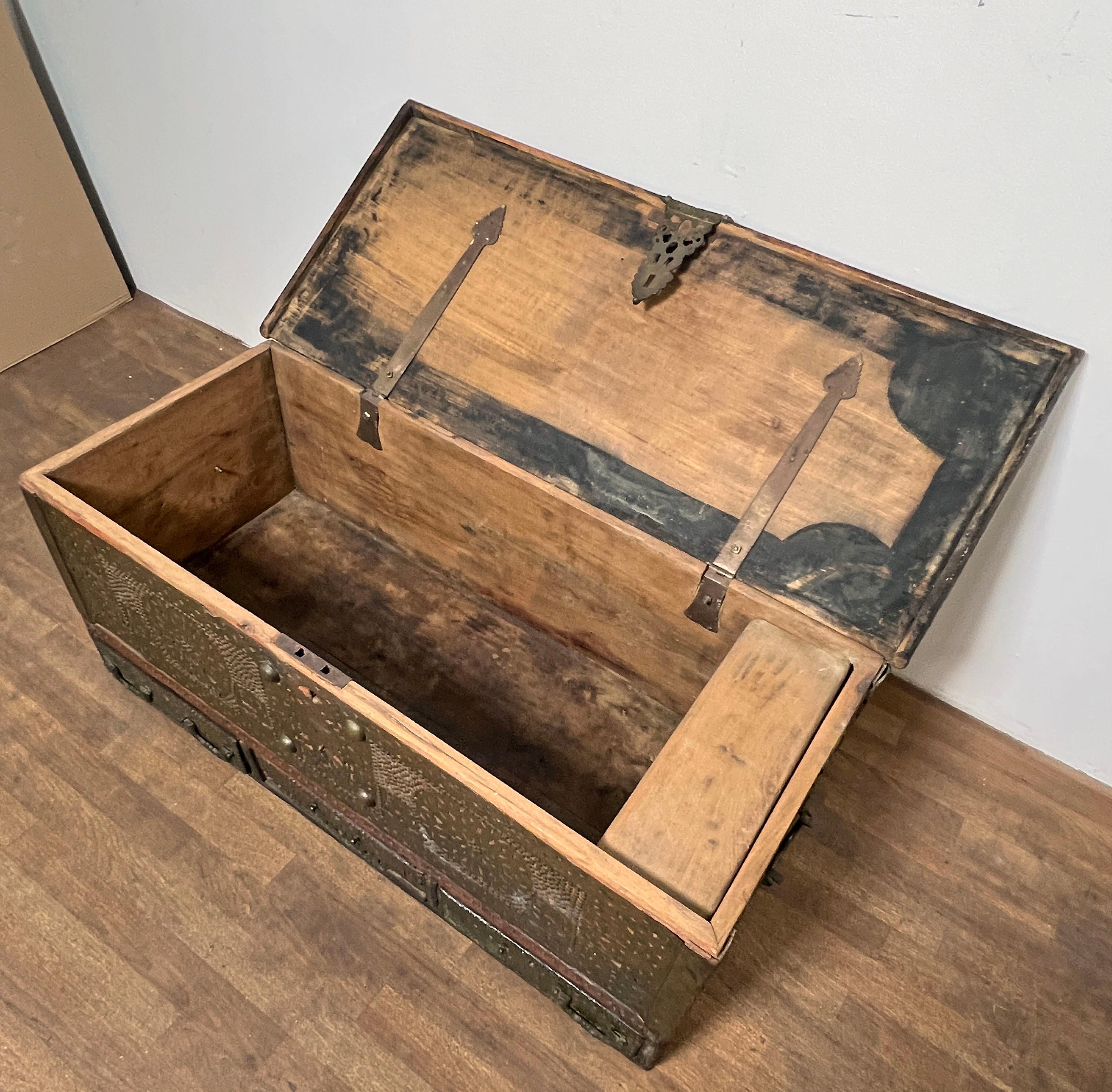 Antico baule di Zanzibar del XVIII secolo con decorazioni in rame borchiato in vendita 7