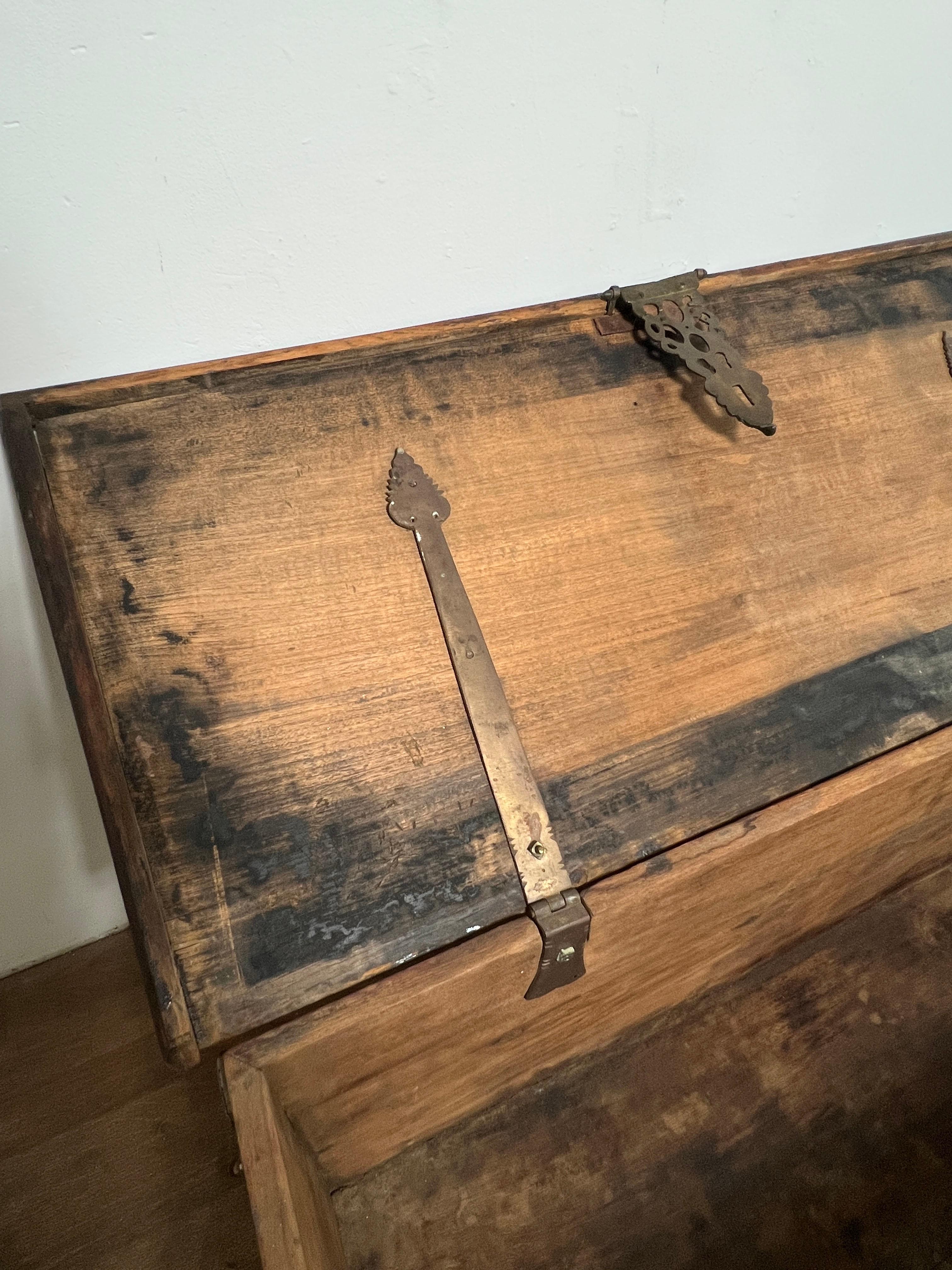 Antico baule di Zanzibar del XVIII secolo con decorazioni in rame borchiato in vendita 8