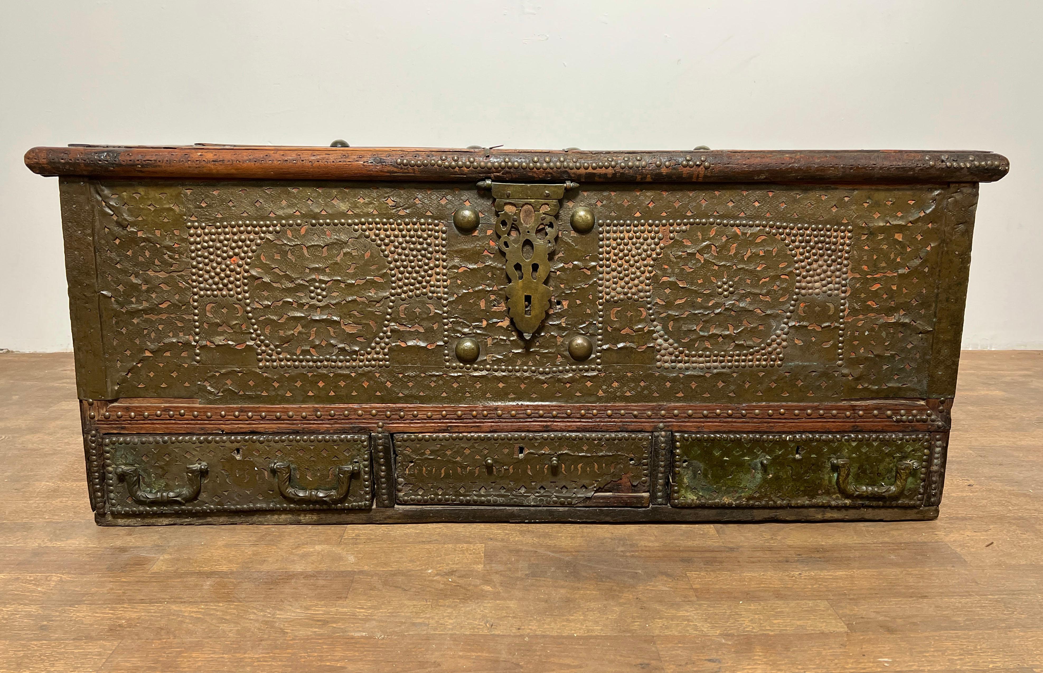 Raro baule nordafricano di Zanzibar del XVIII secolo, realizzato in cedro con decorazioni a borchie e rivestito con pannelli di rame traforati. Utilizzati in Kenya e a Zanzibar per conservare oggetti di valore e spezie nel XVIII e XIX secolo, questi
