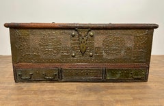 Antico baule di Zanzibar del XVIII secolo con decorazioni in rame borchiato