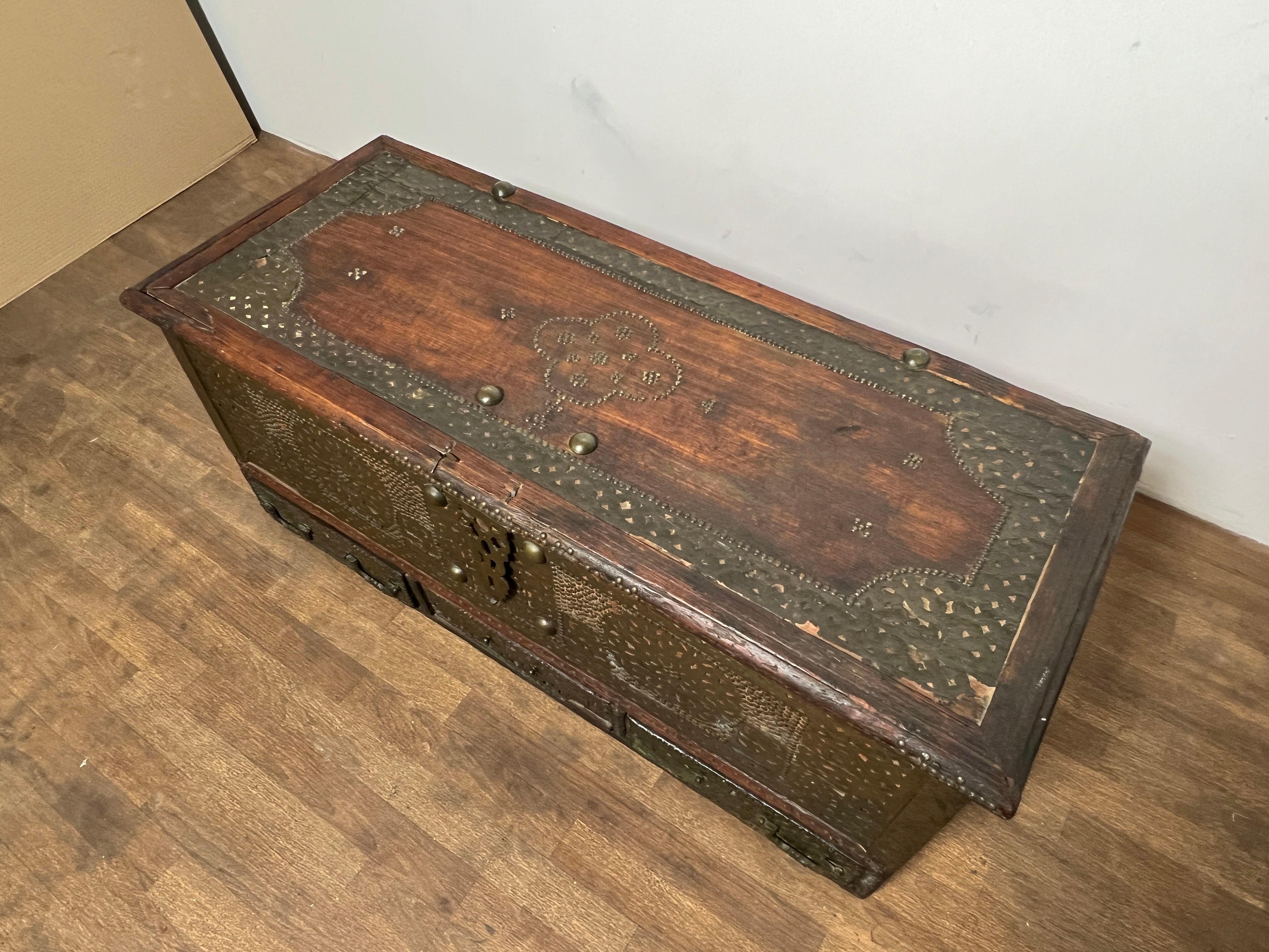Arte popolare Antico baule di Zanzibar del XVIII secolo con decorazioni in rame borchiato in vendita