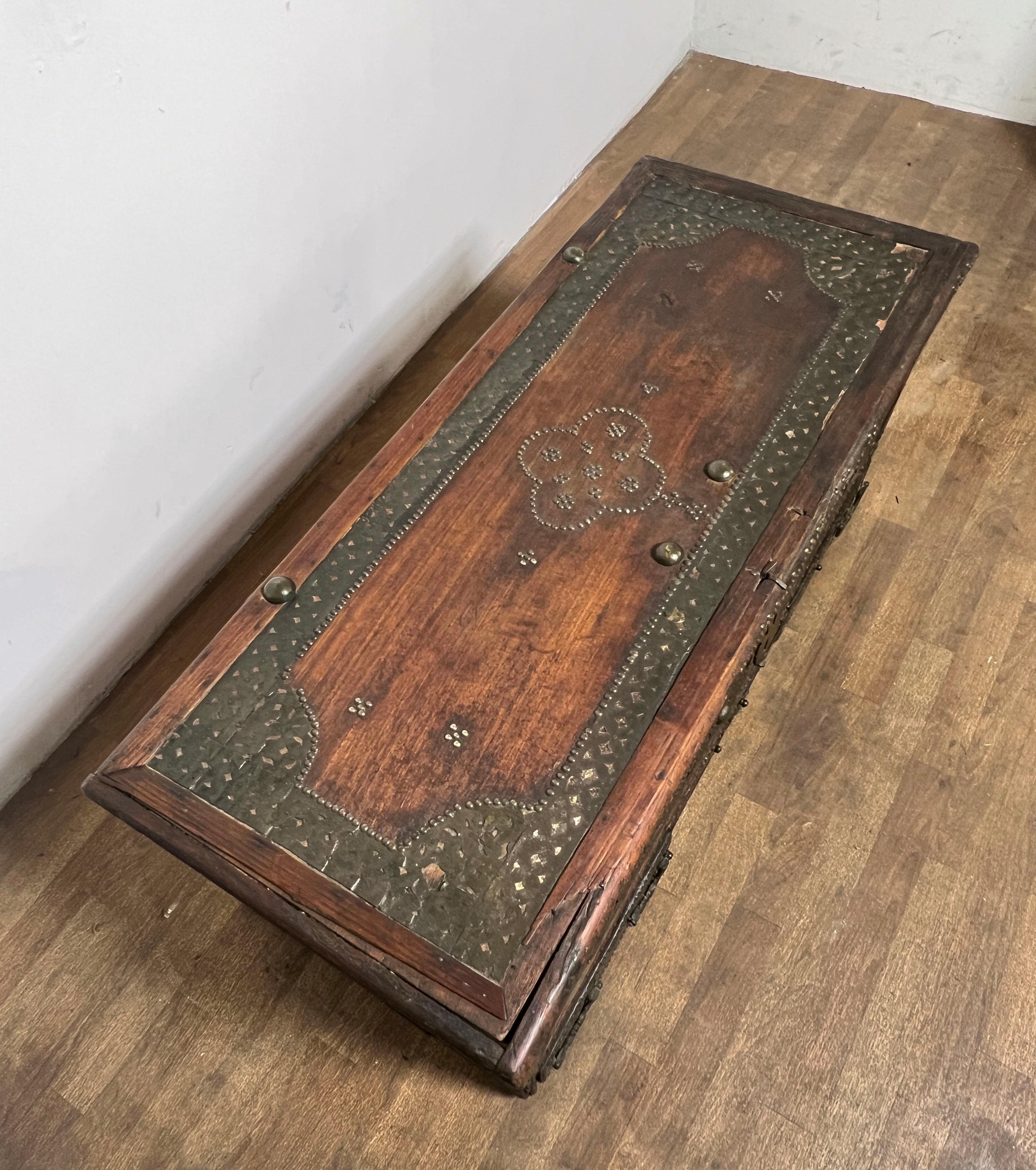 Zanzibarese Antico baule di Zanzibar del XVIII secolo con decorazioni in rame borchiato in vendita