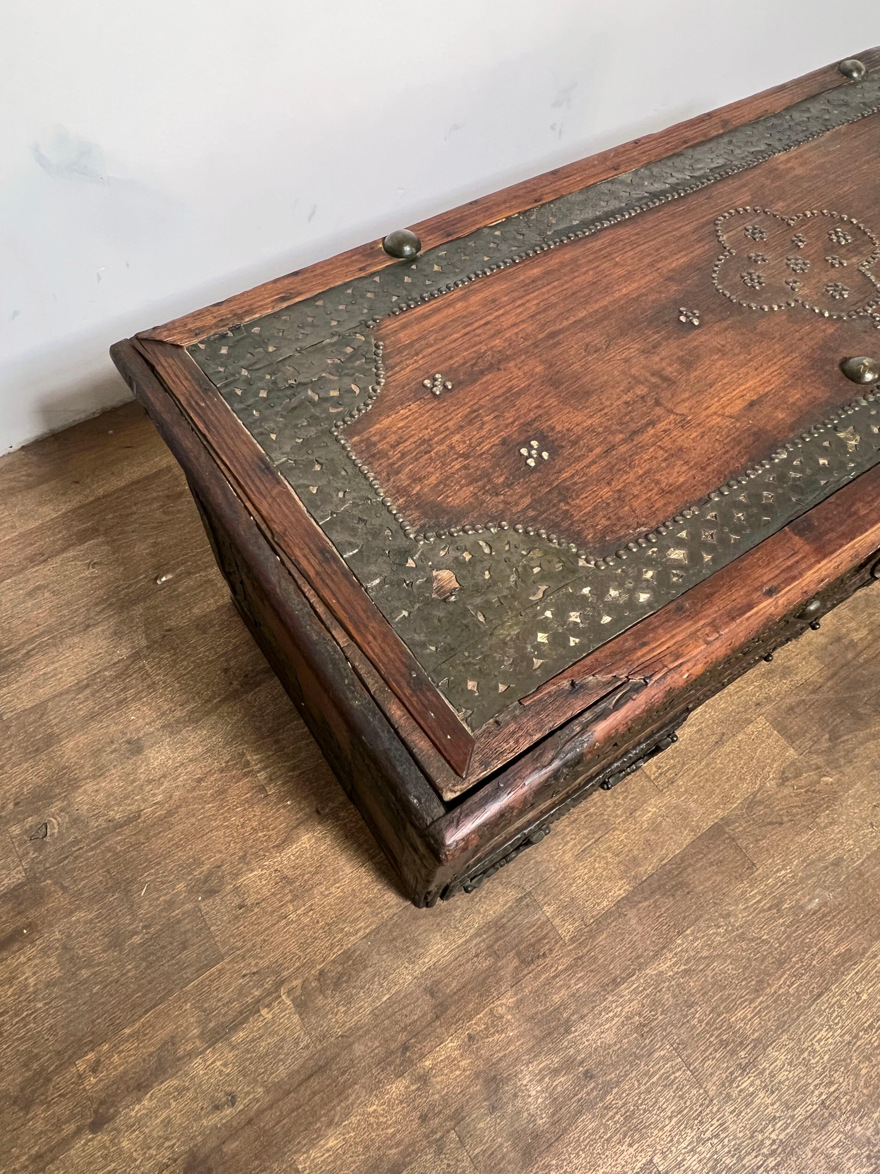 Antico baule di Zanzibar del XVIII secolo con decorazioni in rame borchiato In condizioni deteriorate in vendita a Peabody, MA