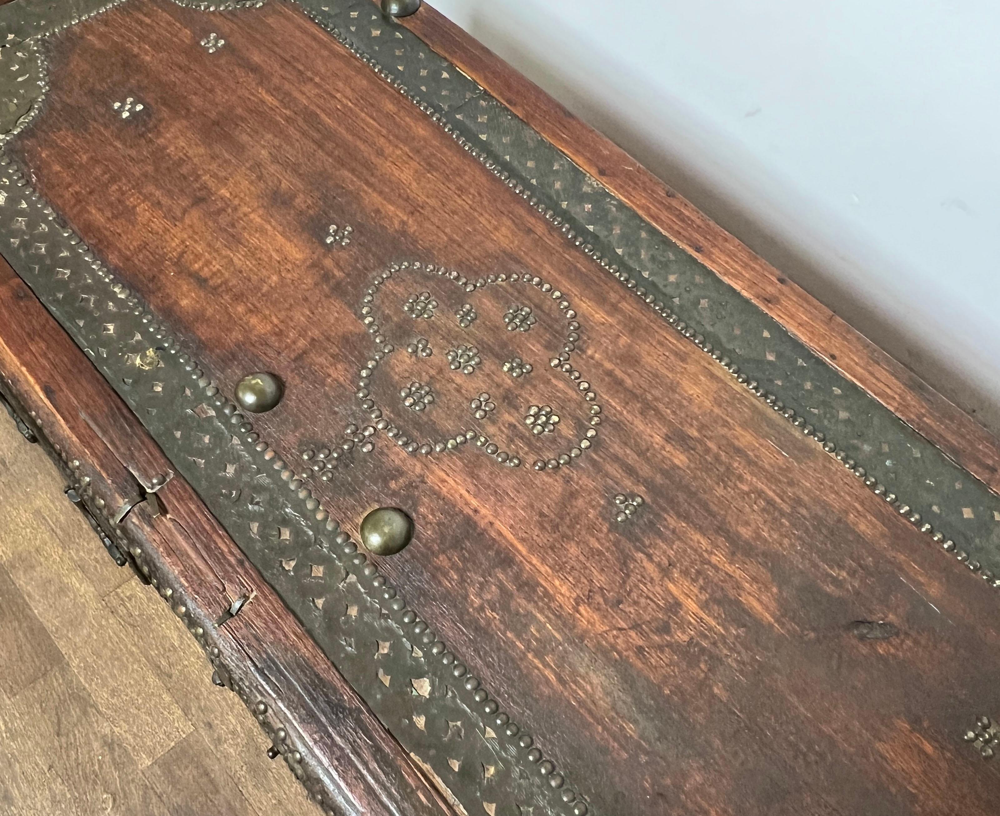 Fino al XVIII secolo Antico baule di Zanzibar del XVIII secolo con decorazioni in rame borchiato in vendita