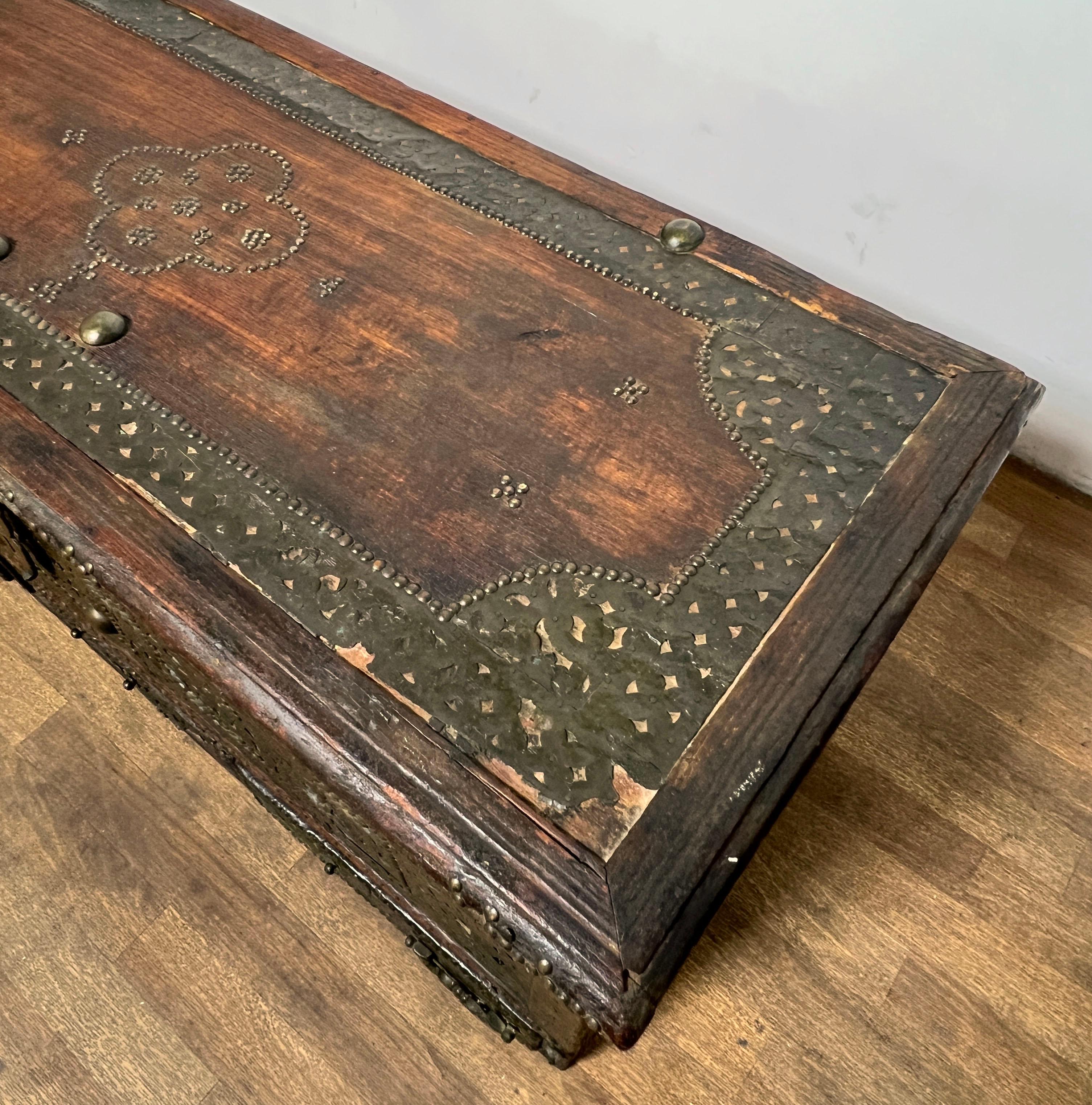 Rame Antico baule di Zanzibar del XVIII secolo con decorazioni in rame borchiato in vendita